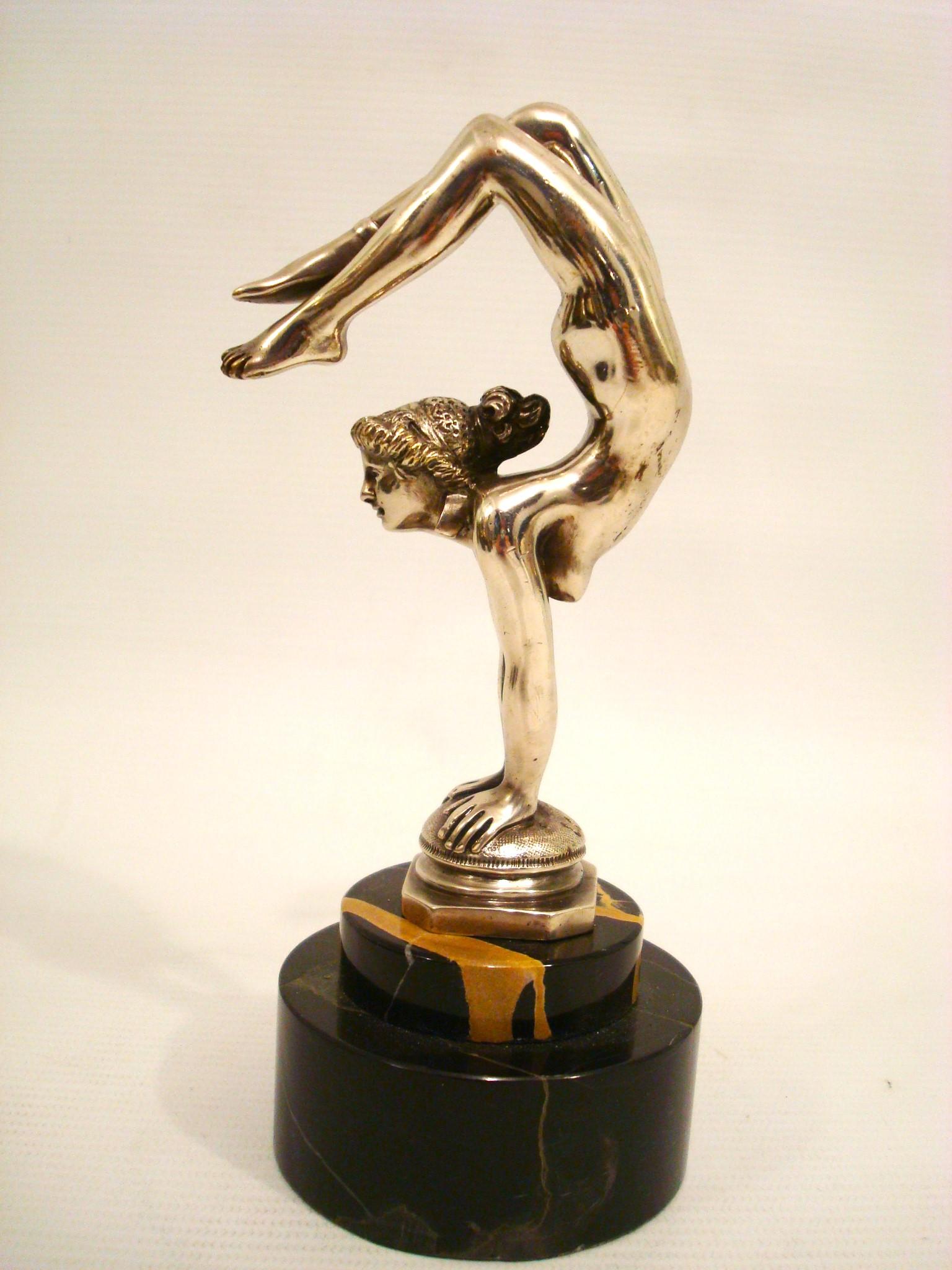 Rara mascota/escultura de coche contorsionista de Emile Carlier, francés, hacia 1910.
Un desnudo  Mascota de coche 