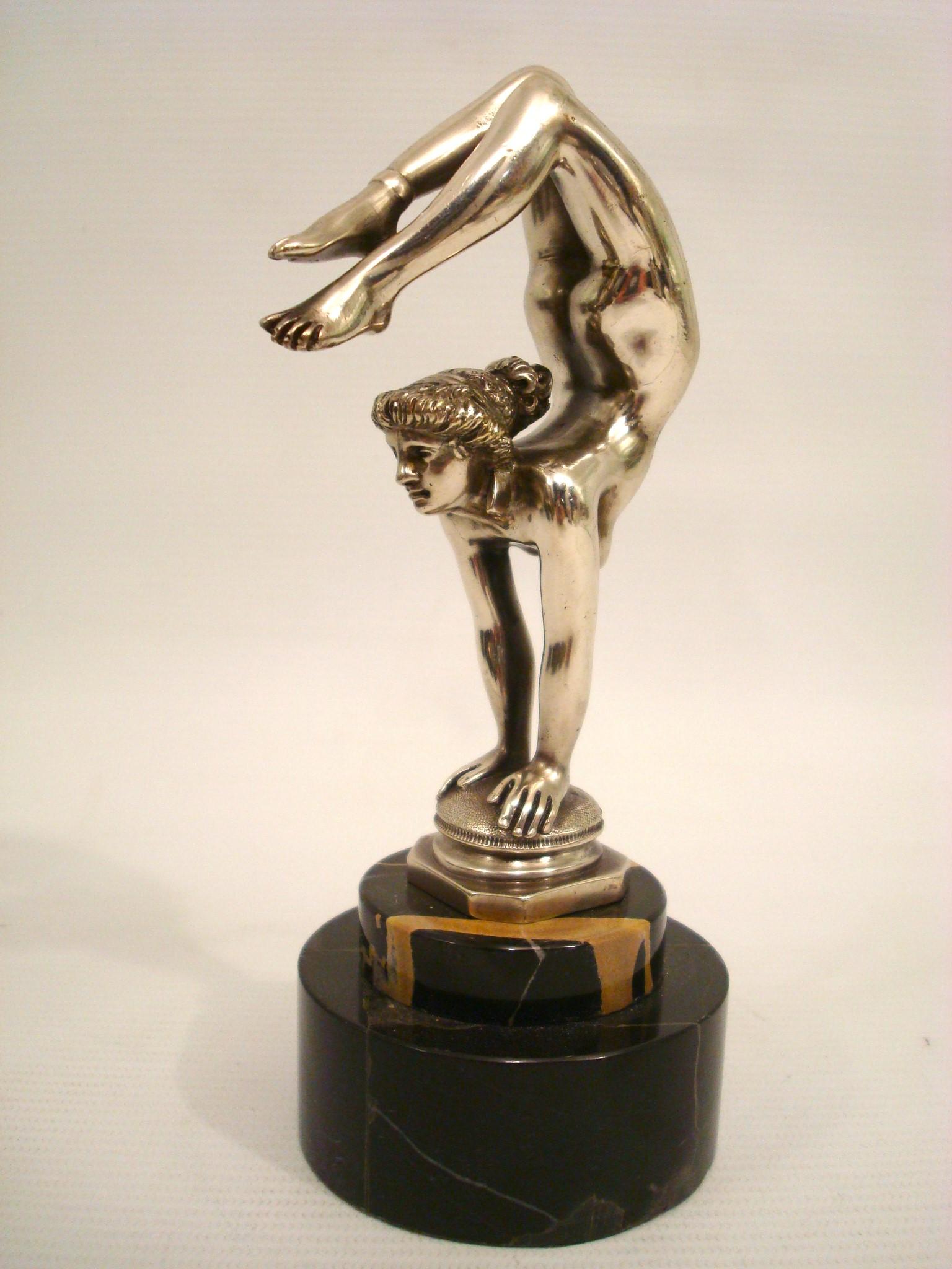 Rara mascota/escultura de coche contorsionista de Emile Carlier, francés, hacia 1910 Art Decó en venta