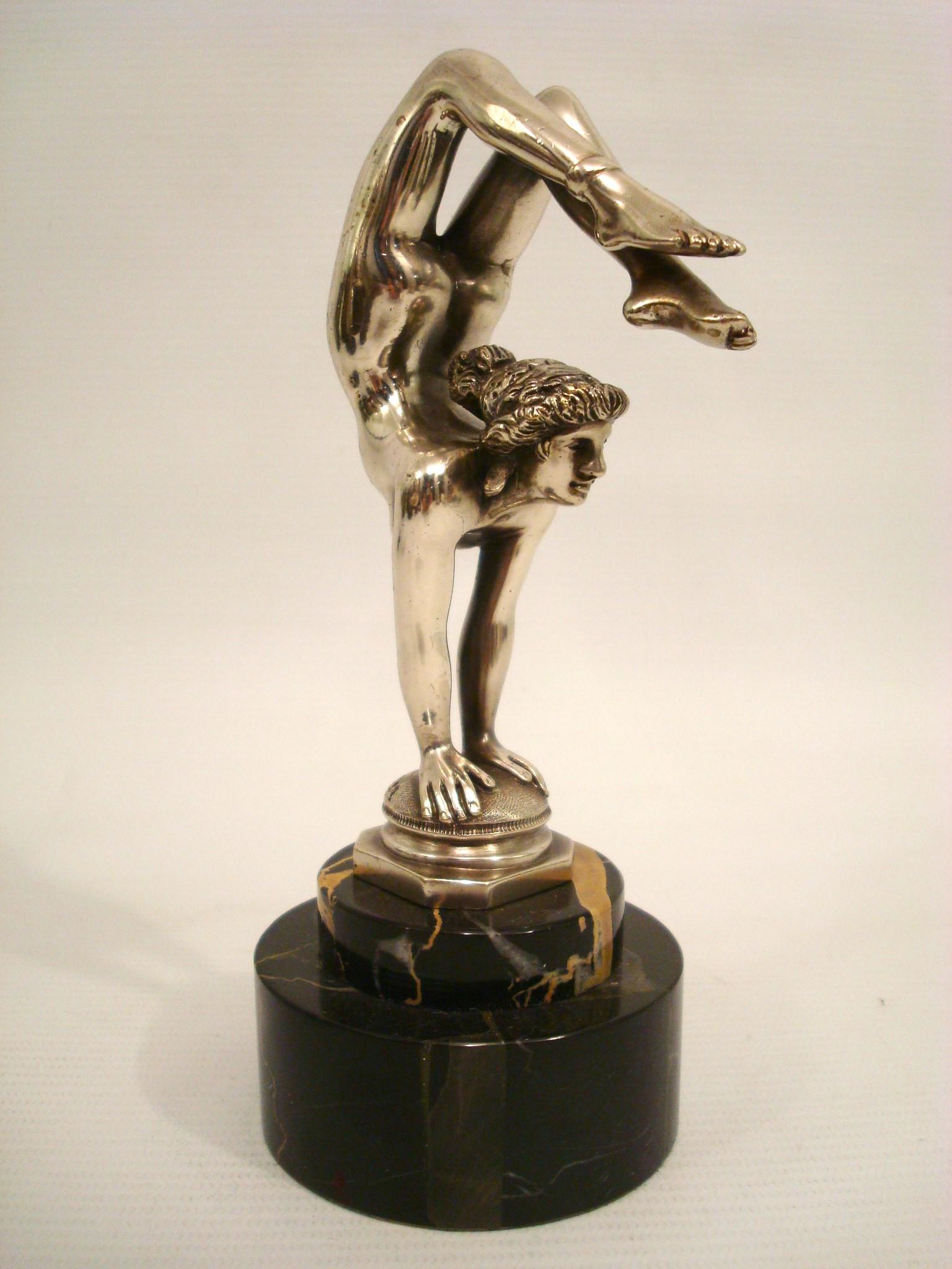 Rara mascota/escultura de coche contorsionista de Emile Carlier, francés, hacia 1910 Francés en venta