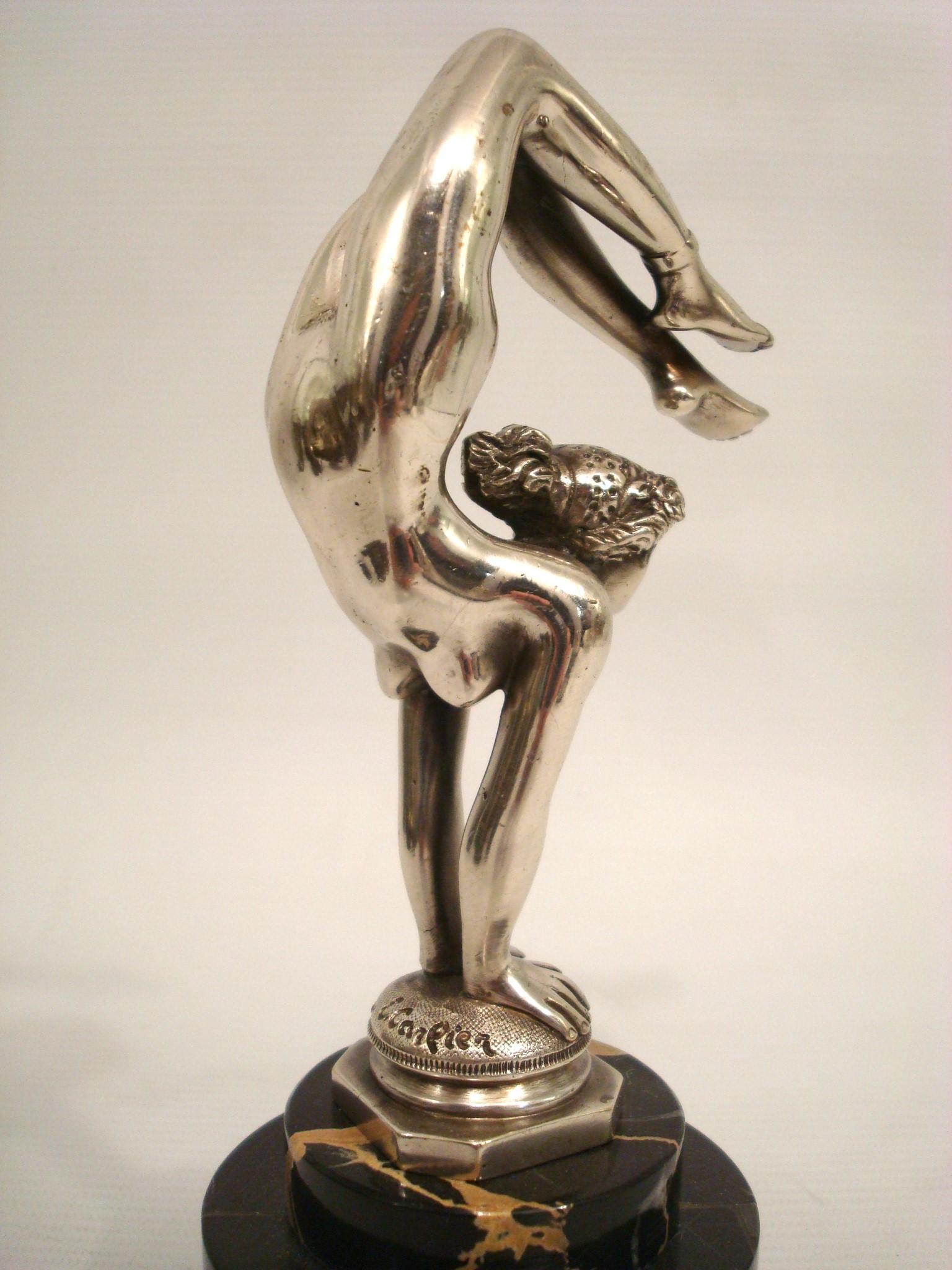 Rara mascota/escultura de coche contorsionista de Emile Carlier, francés, hacia 1910 siglo XX en venta