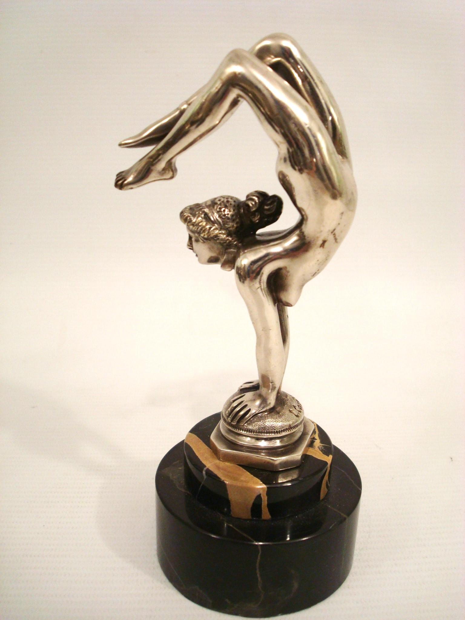 Rara mascota/escultura de coche contorsionista de Emile Carlier, francés, hacia 1910 en venta 1