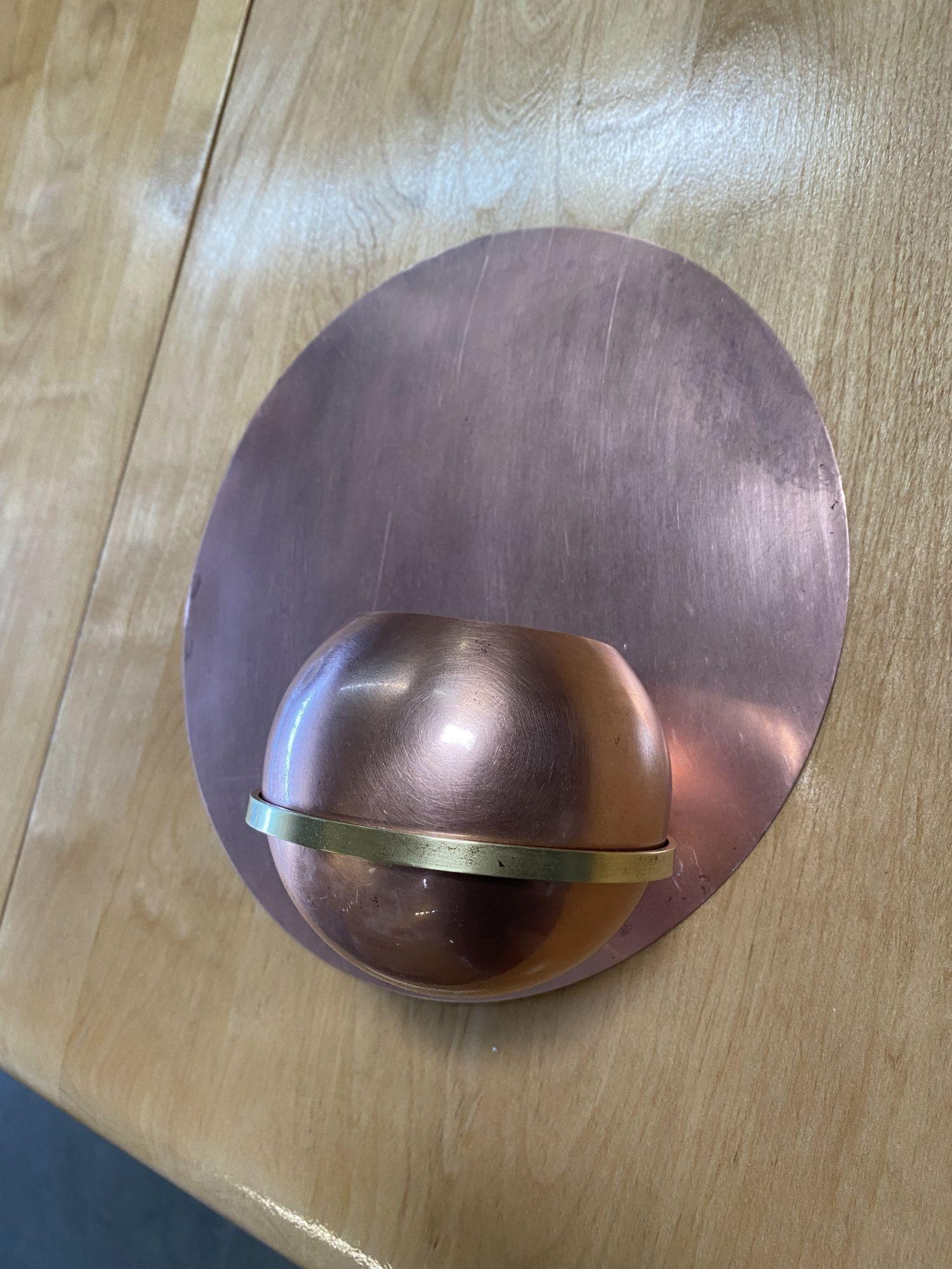 Metà XX secolo Raro set di due fioriere da parete in rame e ottone Art&Deco di Chase Brass in vendita