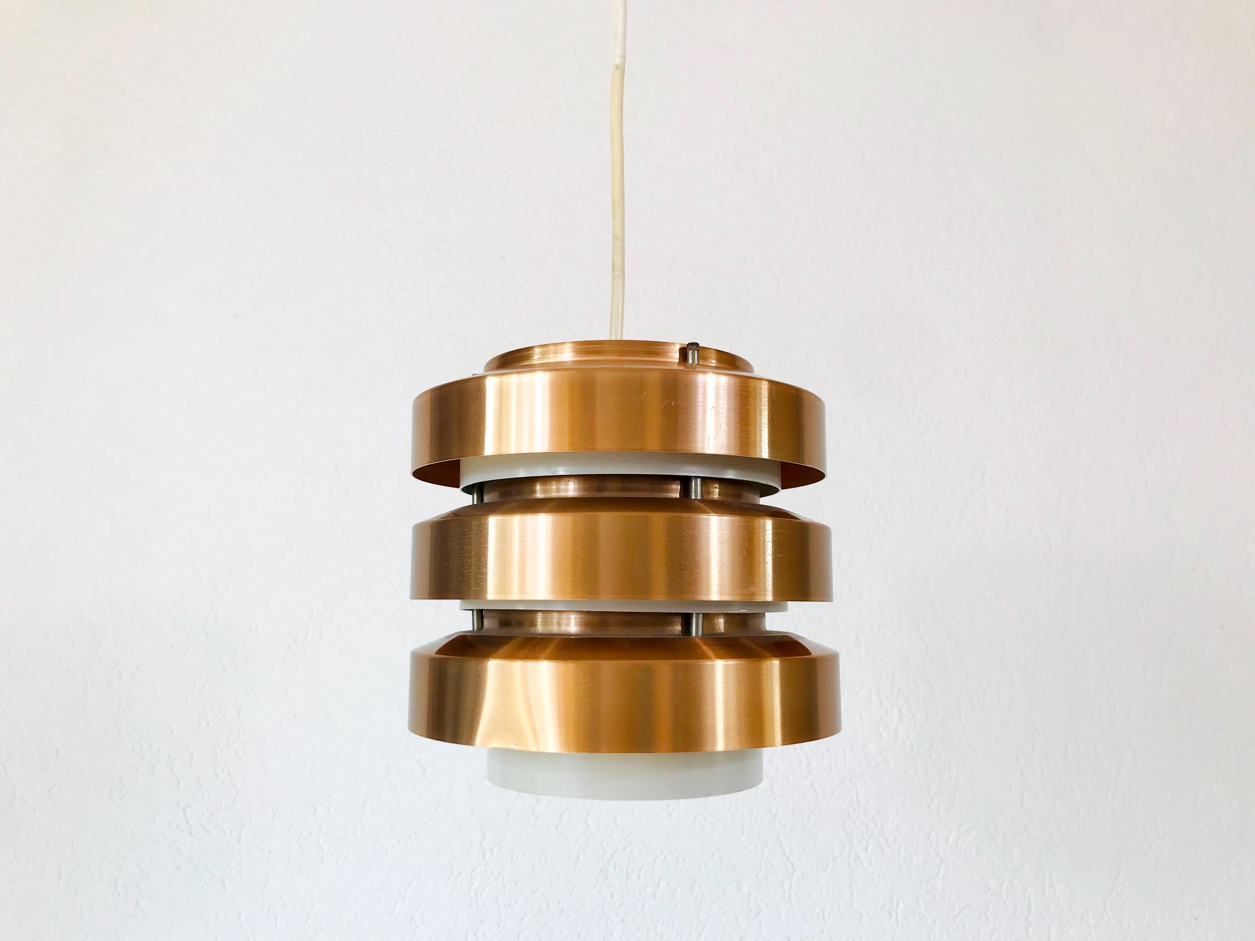 Copper and metal pendant lighting from DDR.
 

The light requires one E27 light bulb. Very good vintage conditionn.

Free worldwide standard shipping. Express shipping on request.
      