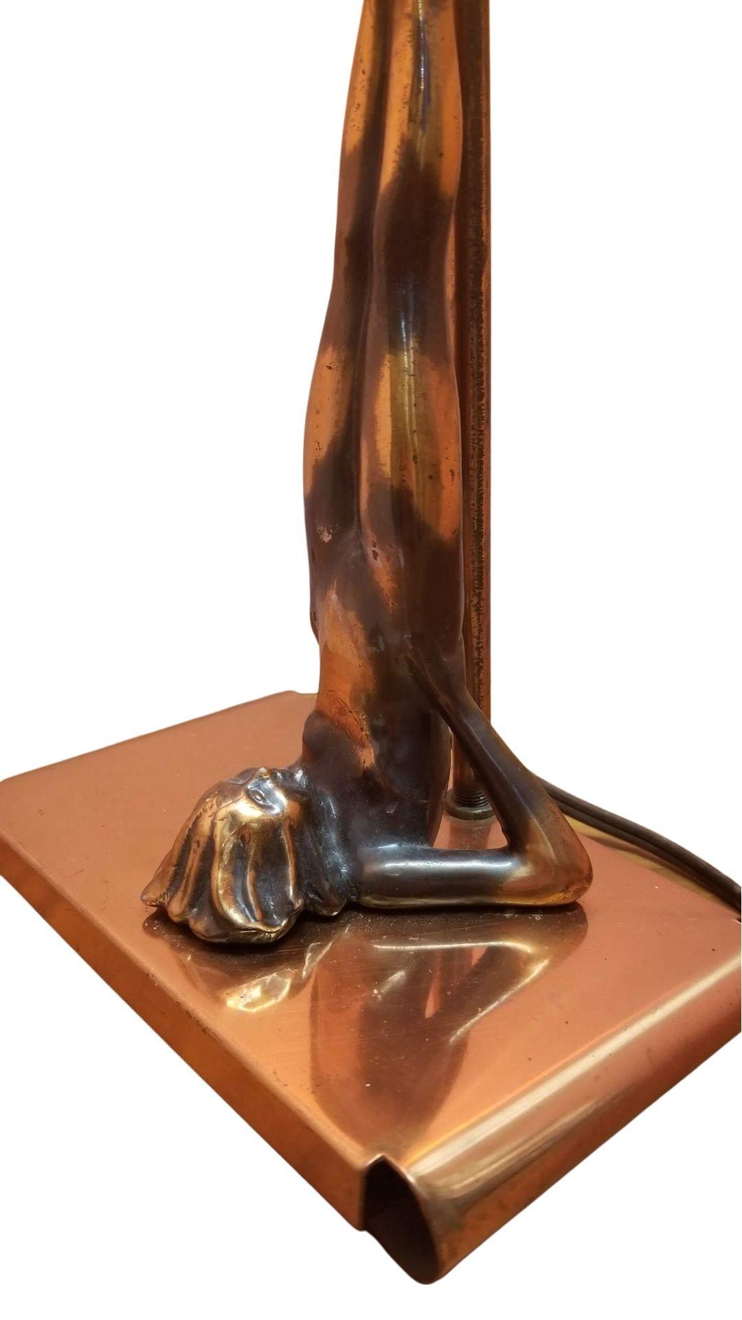 Lámpara de sobremesa Art Decó Frankart de cobre de los años 20, con base de figurita femenina desnuda. Aunque la mayoría de los Frankart se fabricaban con metal de fundición, éste es un molde de cobre macizo que sólo se fabricaba por encargo
