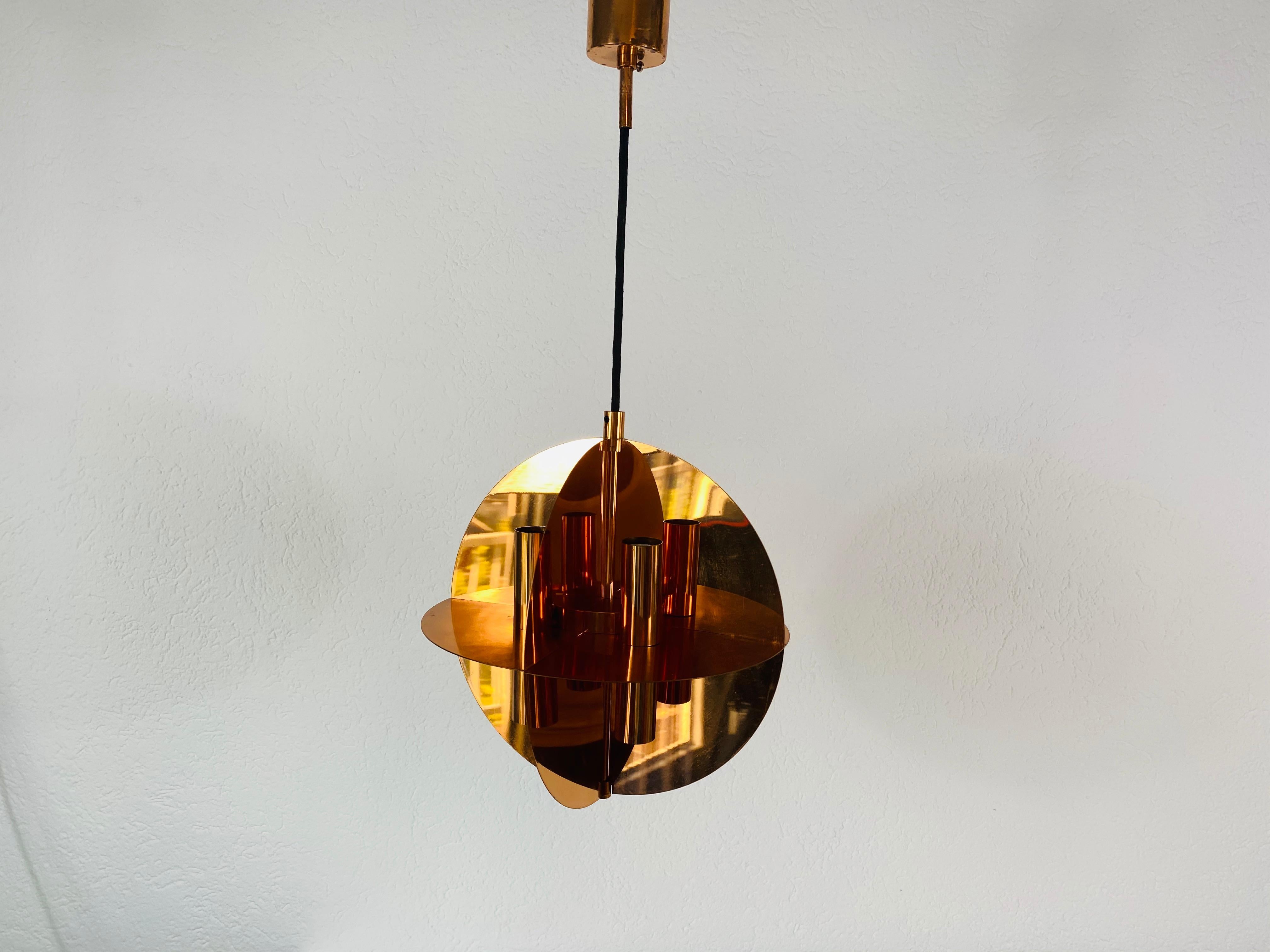 Extraordinaire lampe pendante en cuivre réalisée par Cosack dans les années 1970.

Mesures : Hauteur de l'abat-jour 34 cm

Hauteur maximale de 65 cm

Diamètre 27 cm 


Le luminaire nécessite huit ampoules E14. Très bon état