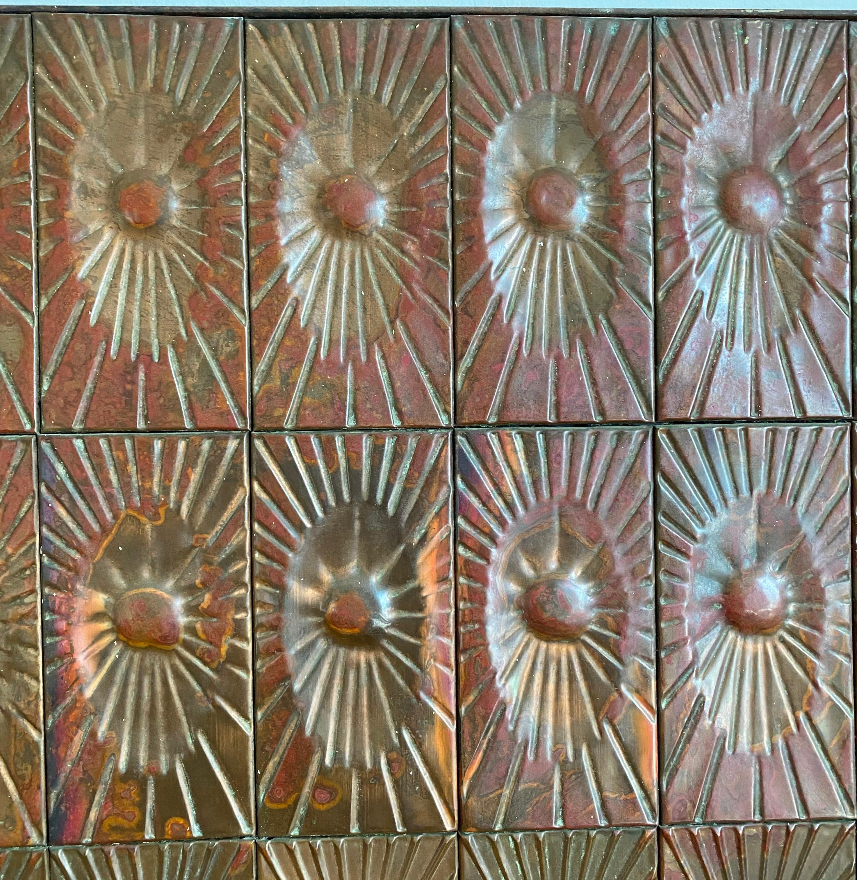 Revestimiento mural de cobre diseñado por Edit Oborzil y Tibor Jeney, 1968 en venta 3