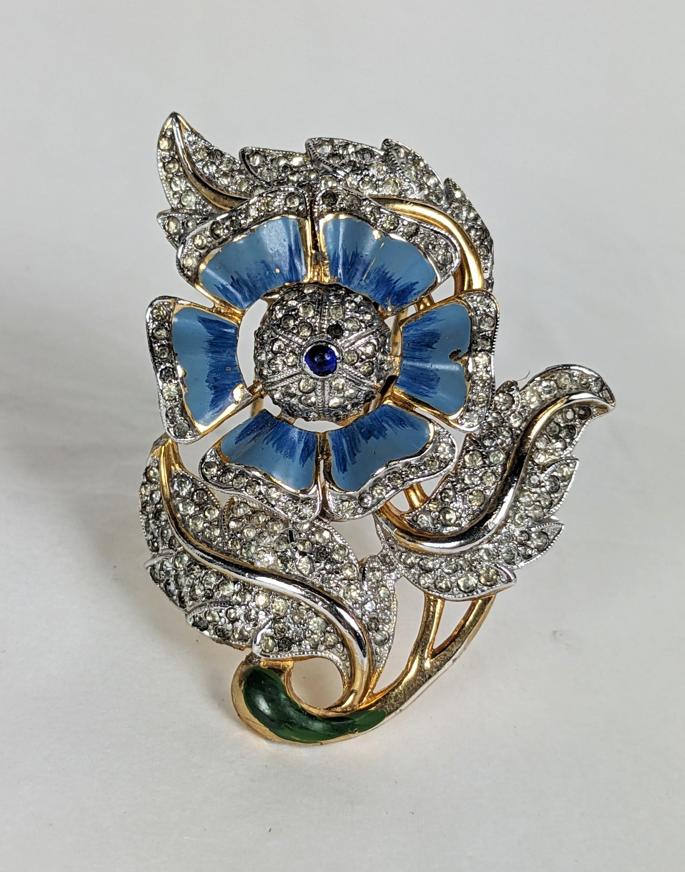 Seltene Corocraft Blinkende Blumenklammer aus den 1930er Jahren. Diese ungewöhnliche Serie verfügt über ein Scharnier am Blütenkopf, mit dem sich die Blüte öffnen oder schließen lässt. Unsigniert, aber nur Coro stellte diese Serie in den 1930er