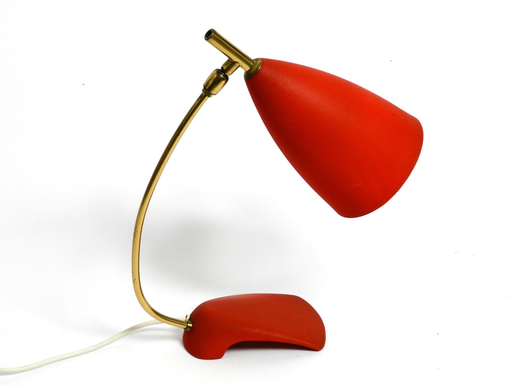 Rare Cosack Mid-Century Table Lamp with Red Fine Wrinkle Finish and Brass Neck For Sale 8