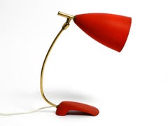 Seltene Cosack-Tischlampe aus der Mitte des Jahrhunderts mit roter feiner Wrinkle-Finish und Messinghalsausschnitt