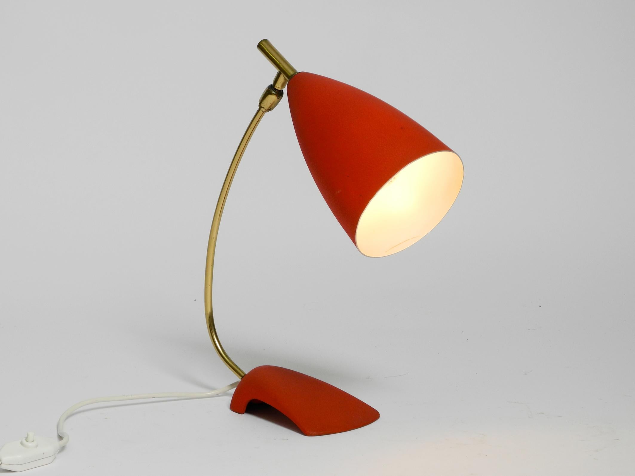Rare Cosack Mid-Century Table Lamp with Red Fine Wrinkle Finish and Brass Neck In Good Condition For Sale In München, DE