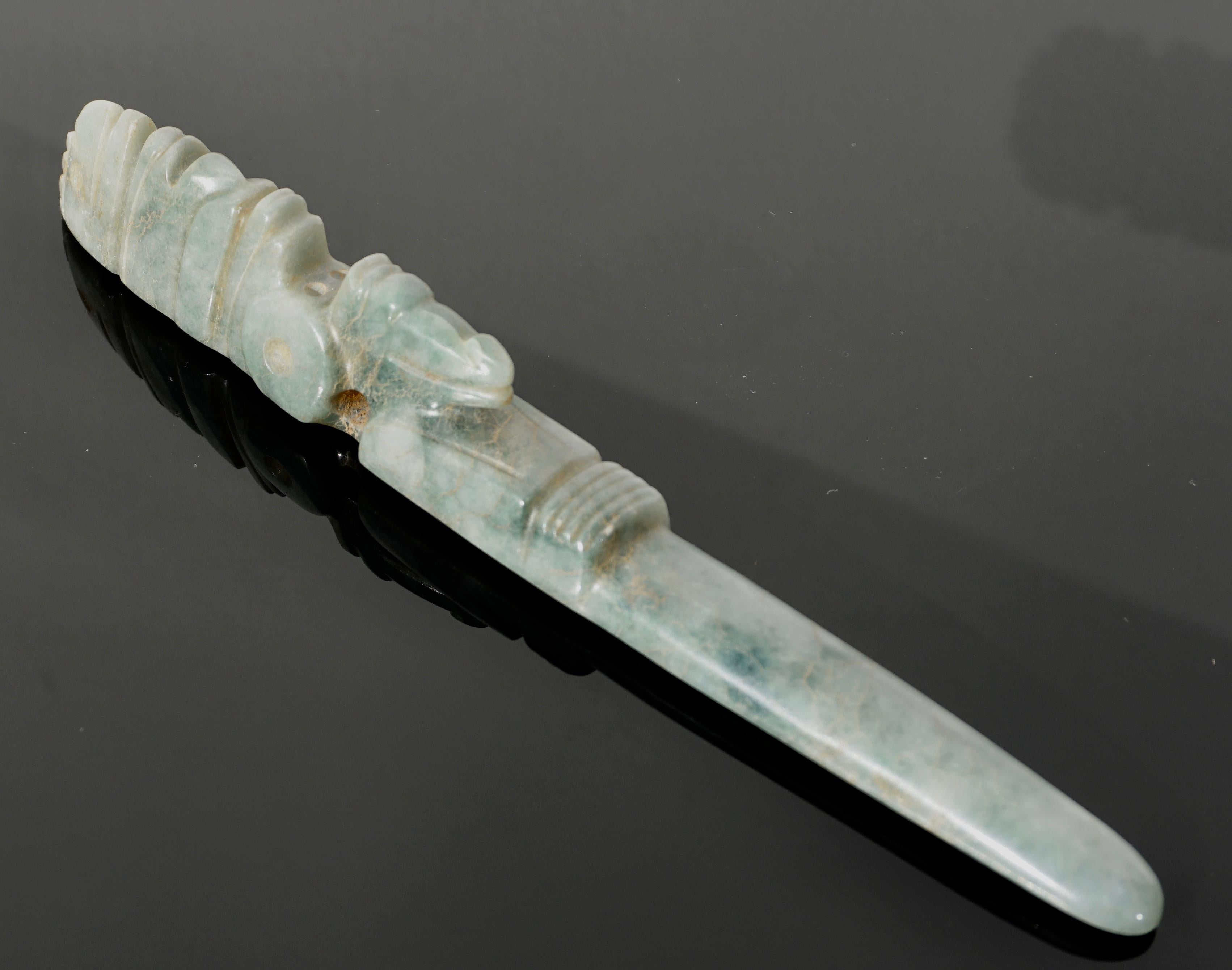 Fine hache dieu en Jade du Costa Rica avec tête d'alligator
Région de Guanacaste-Nicoya, vers 1-500 après J.-C.
MATERIAL : Jade

De forme A représentant la figure mythique mi-humaine, mi-aérienne. Les yeux circulaires émergent du masque d'oiseau, le