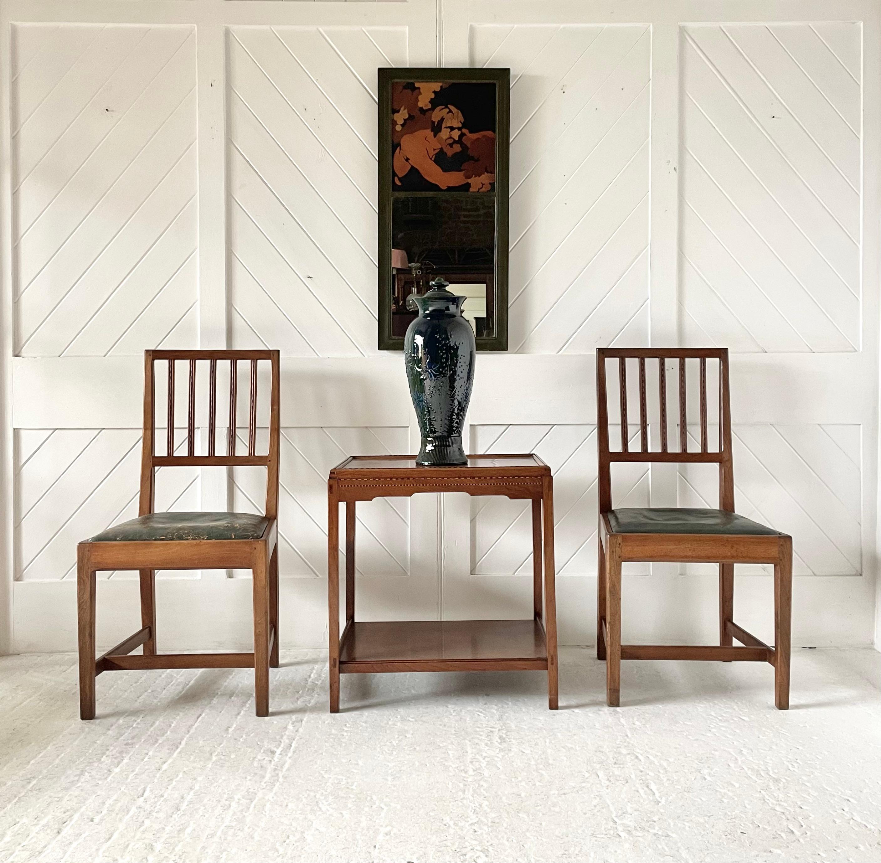 Rare table d'appoint en noyer à 2 niveaux de la Cotswold School

Marqueterie en ébène et houx en relief à damier

Dessus de planche figuré simple

Circa 1925

Hauteur 64 cm. Longueur 59 cm. Profondeur 42cm