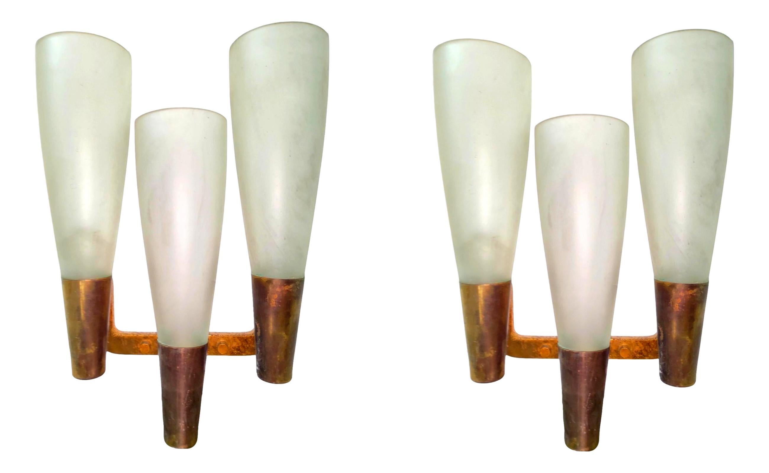 Very rare couple of wall lamps model 1537 designed by pietro chiesa for fontana arte, about 1935, with three lights for each one, made all in brass with murano satin glass shades.
Each one has these measurements: height cm 57, width cm 41, depht cm