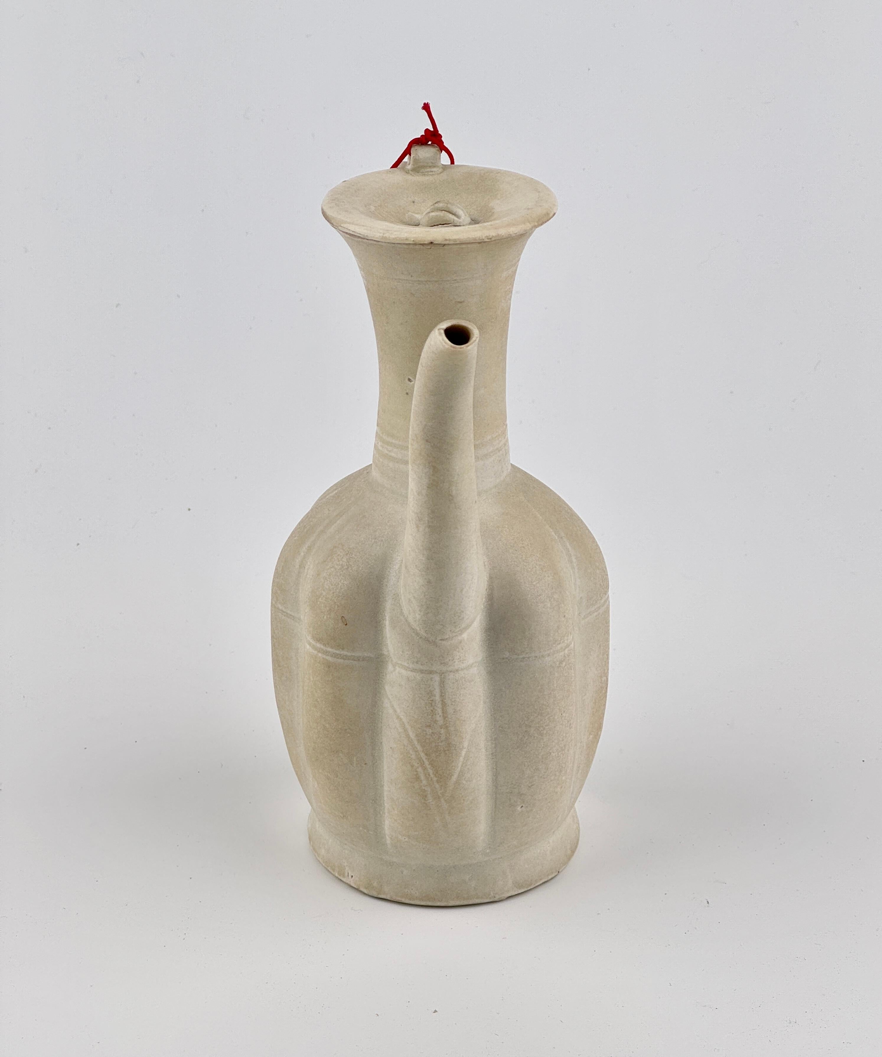 Rare Cream Glazed Ding yao Ewer and Cover, Song Dynasty (960~1279) For Sale 3