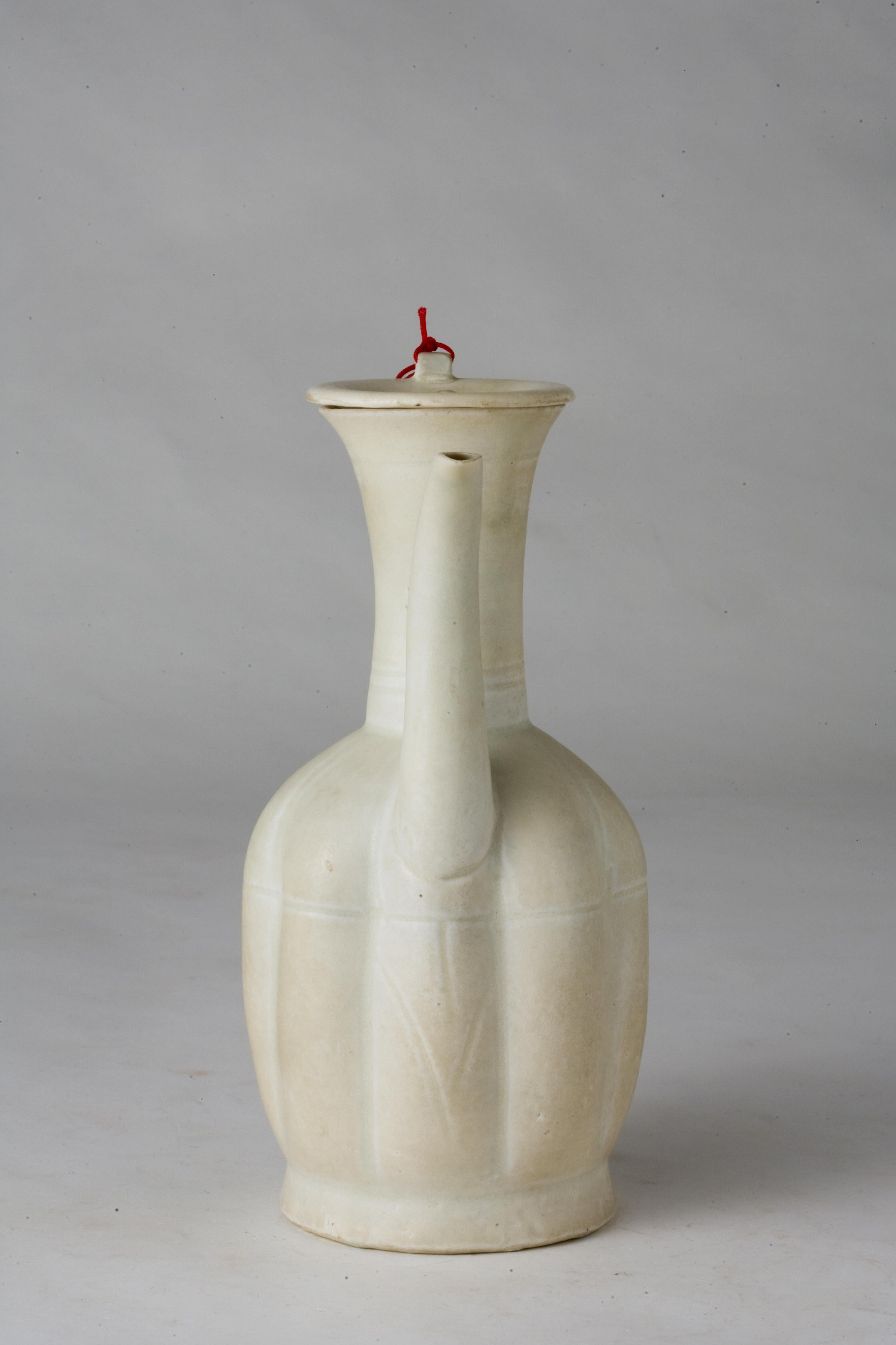 Si tratta di un'anfora in ceramica della dinastia Song, che mostra la caratteristica semplicità ed eleganza dell'epoca. La forma del calice è robusta, con una base corposa che si assottiglia dolcemente fino a un collo stretto, che si espande