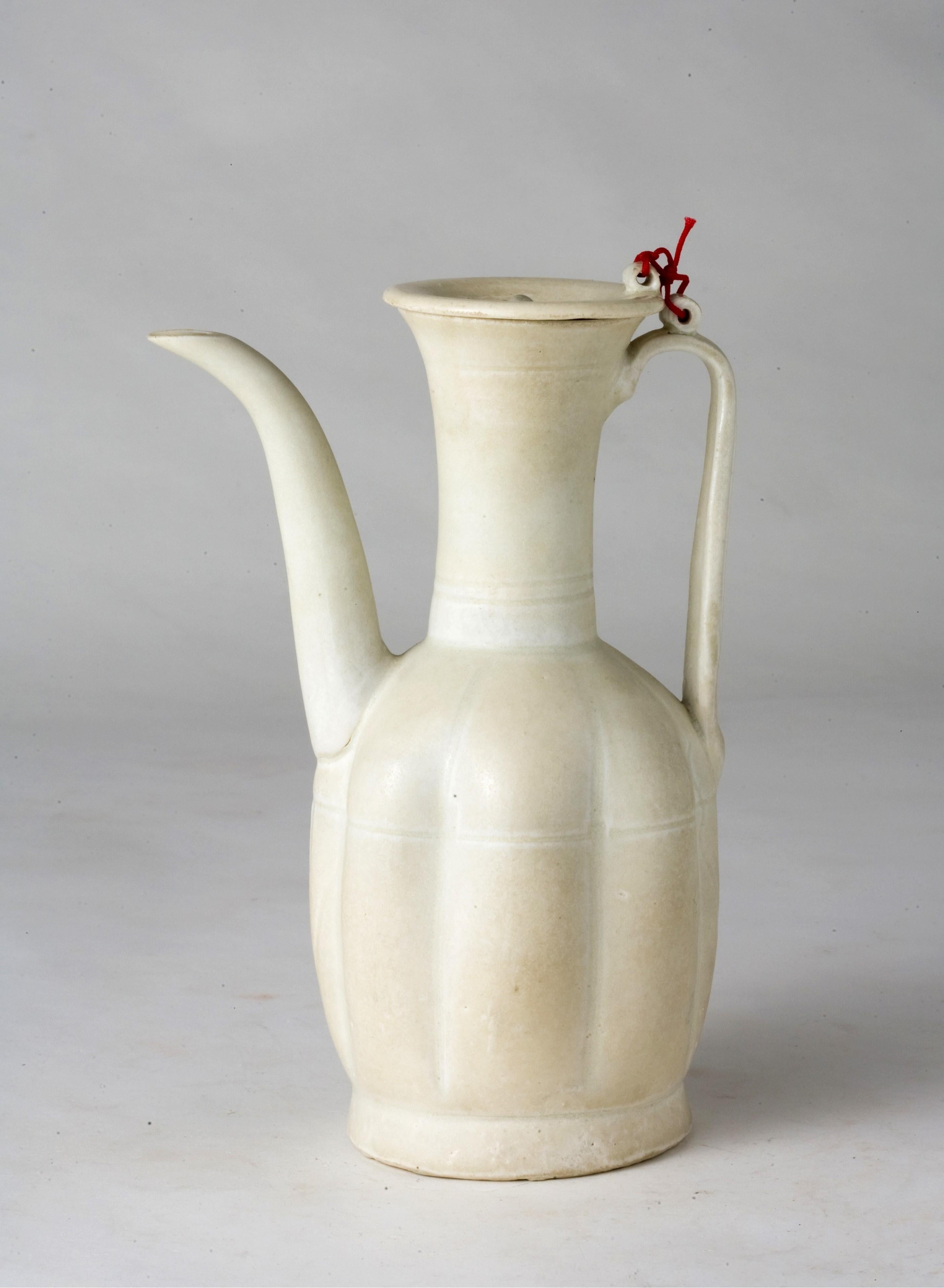 Hong Kong Rara brocca e coperchio Ding yao smaltati di crema, dinastia Song (960~1279) in vendita