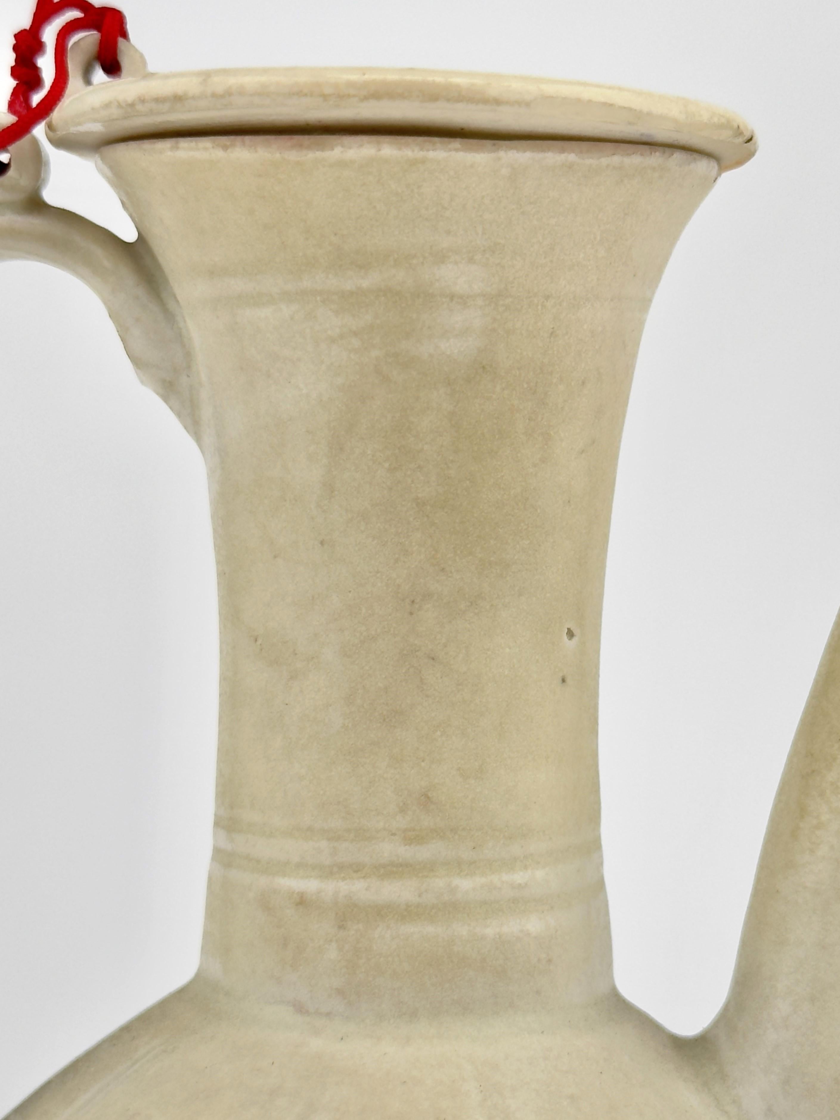 Rare Cream Glazed Ewer and Cover, Song Dynasty (960~1279) For Sale 3