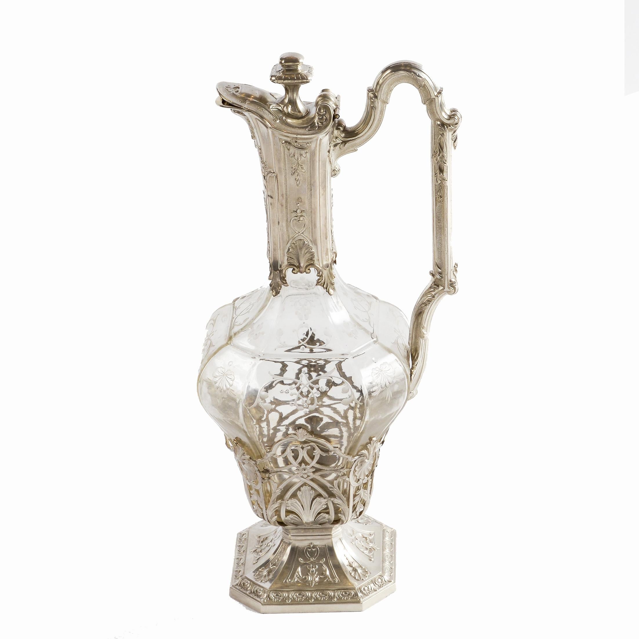 Pair of very refined ewers in engraved crystal beautifully mounted, part of the silver sterling base is like lace! a work that few silversmiths could do.
The octagonal base is decorated with symmetrical rocaille patterns such as interlaces and