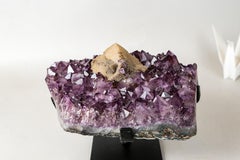 Rara calcite cubica con druzy verde (celadonite) su un cluster di ametista