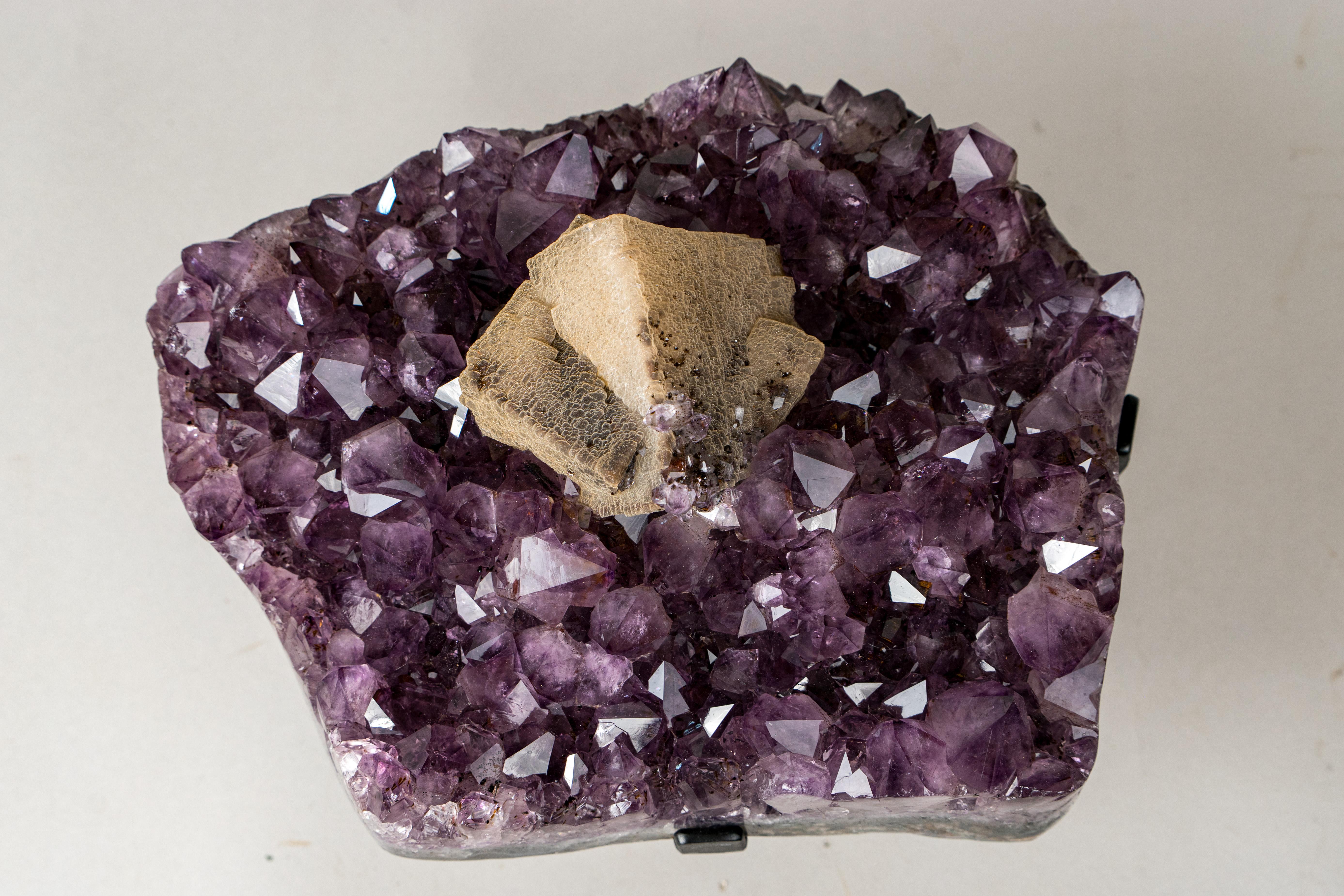 Rare Cubic Calcite with Green Sugar Druzy (Celadonite) on Amethyst Cluster In New Condition For Sale In Ametista Do Sul, BR