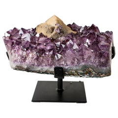 Rara calcite cubica con druzy verde (celadonite) su un cluster di ametista