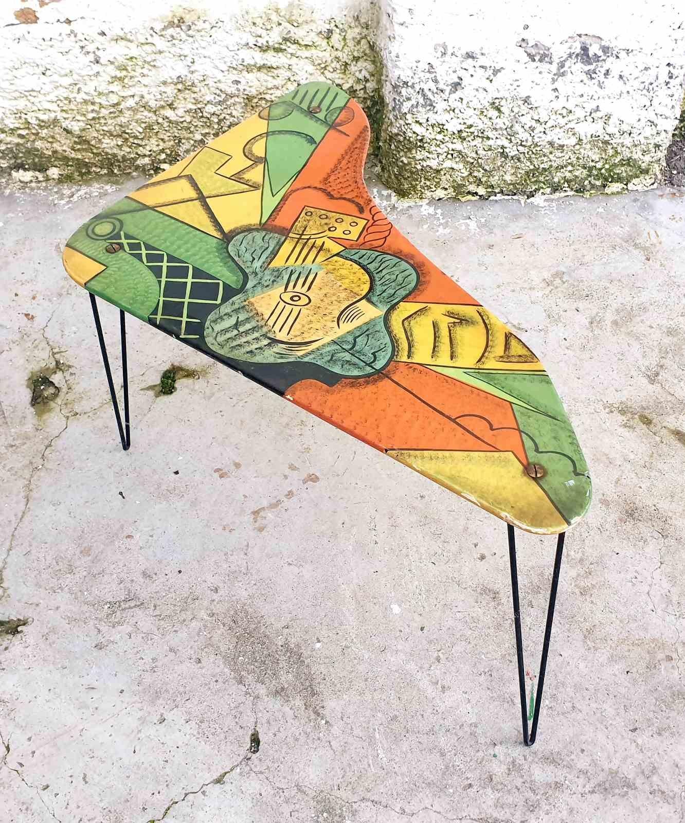Rare Cubisem Tripod Coffee Table, Picasso Guitar Painting, France 60s For Sale 3