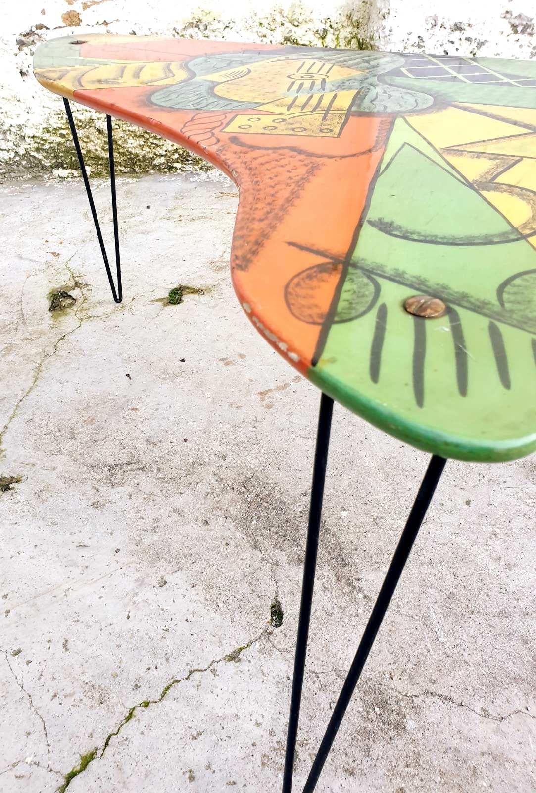 Mid-Century Modern Rare table basse tripode cubiste, peinture à la guitare de Picasso, France, années 60 en vente