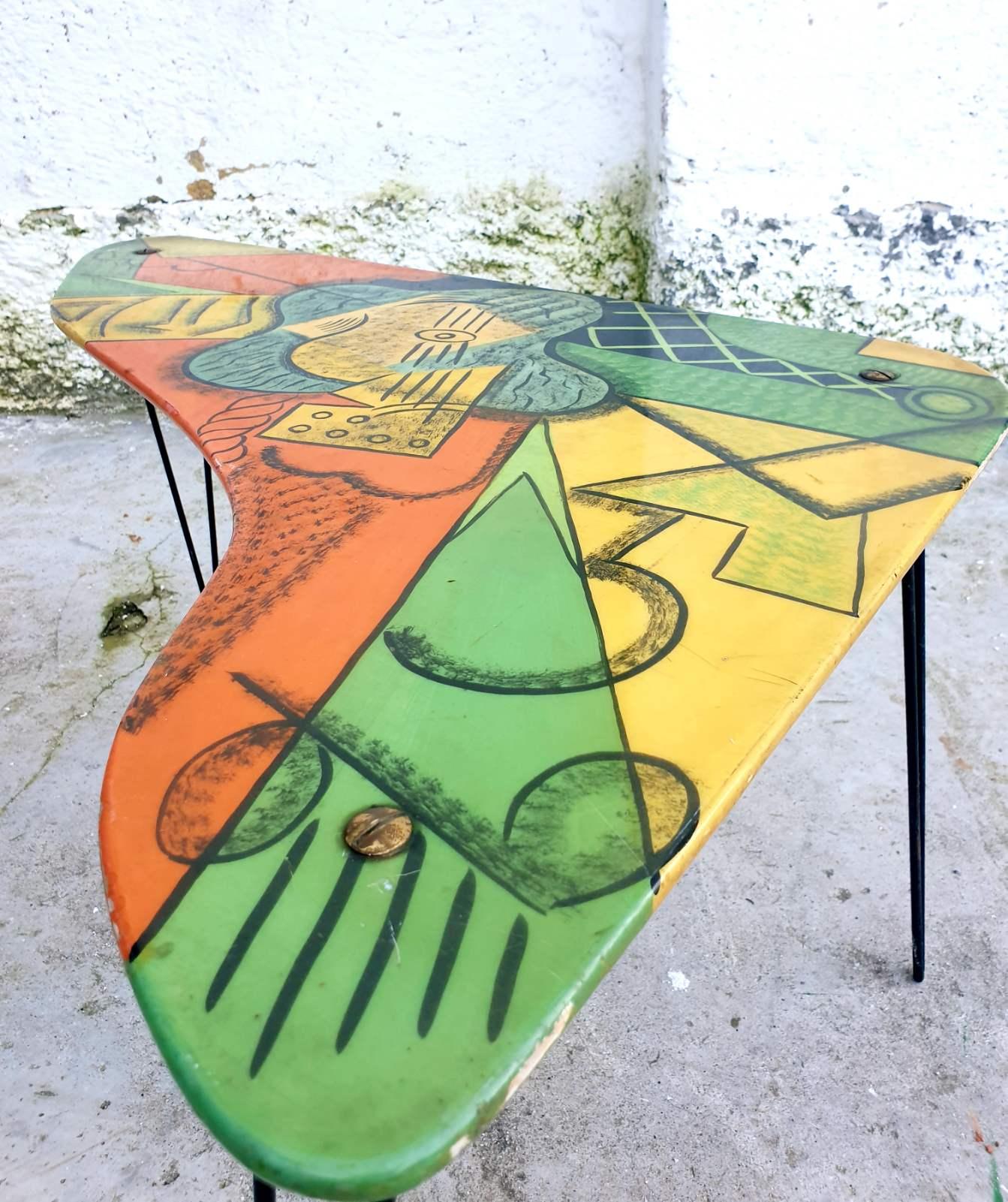 Rare Cubisem Tripod Coffee Table, Picasso Guitar Painting, France 60s In Good Condition For Sale In Lucija, SI