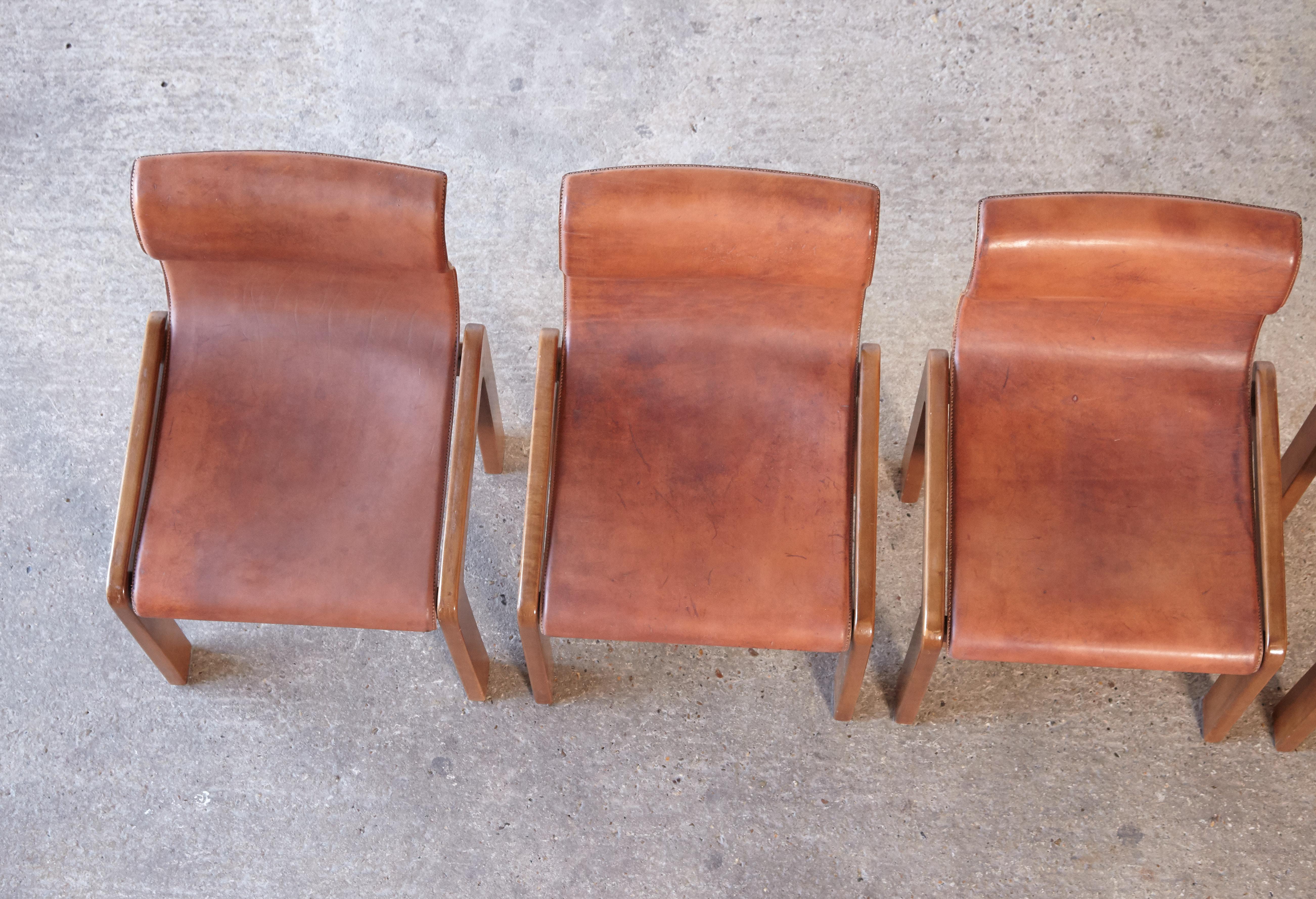 Rare Curved Scarpa Style Dining Chairs, Leather and Wood, Italy, 1960s/70s 9