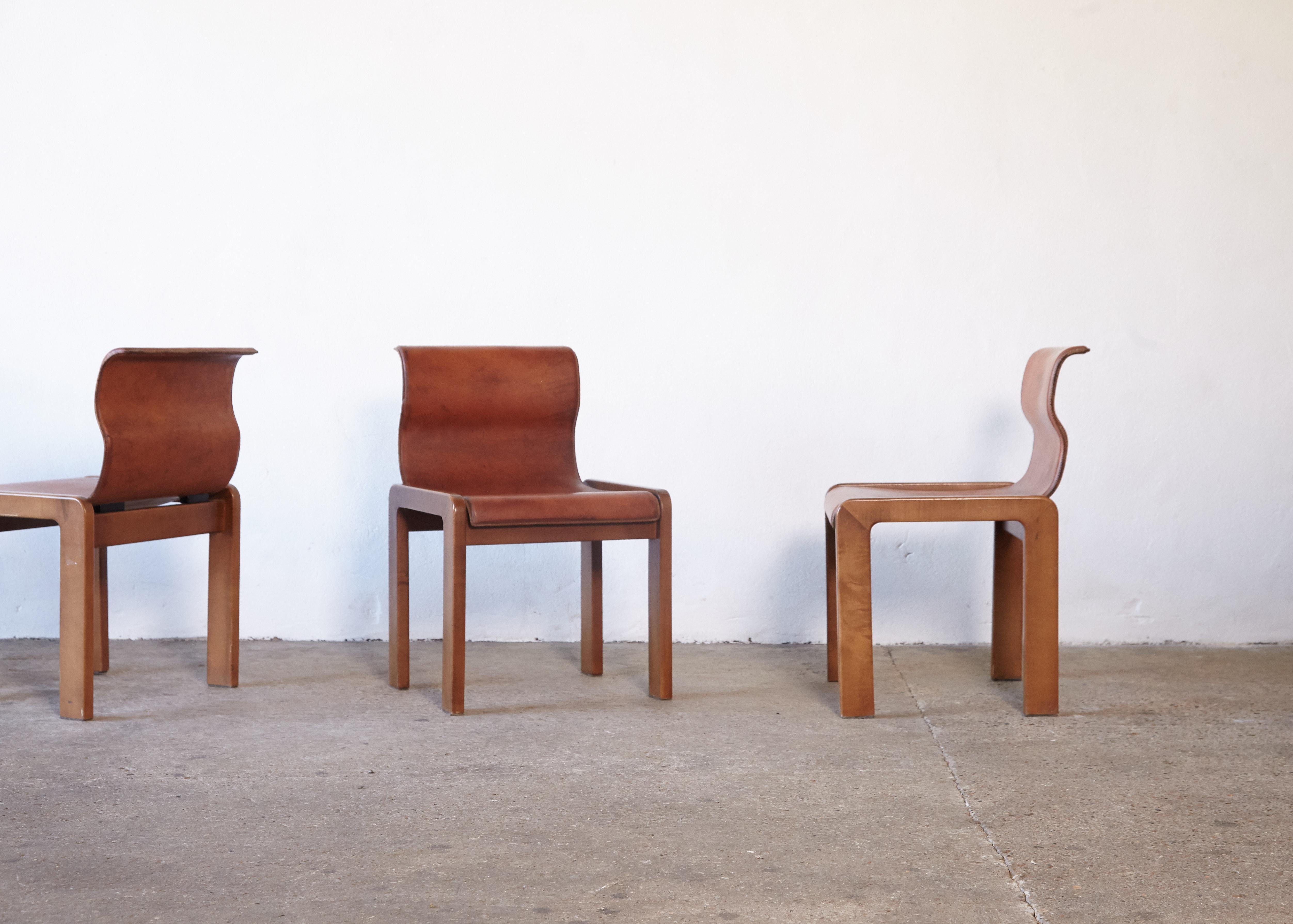 Mid-Century Modern Rare Curved Scarpa Style Dining Chairs, Leather and Wood, Italy, 1960s/70s