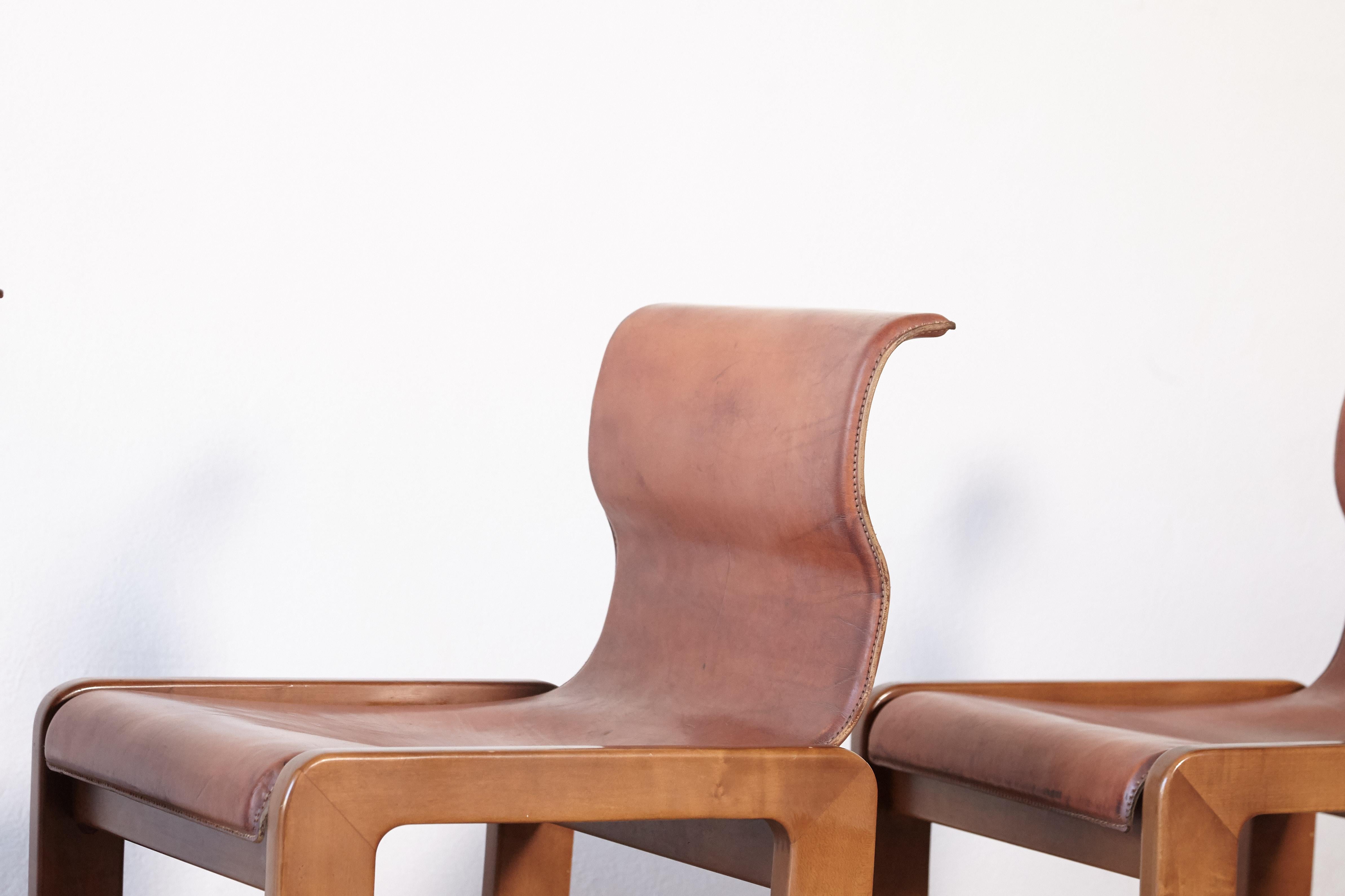 Rare Curved Scarpa Style Dining Chairs, Leather and Wood, Italy, 1960s/70s In Good Condition In London, GB