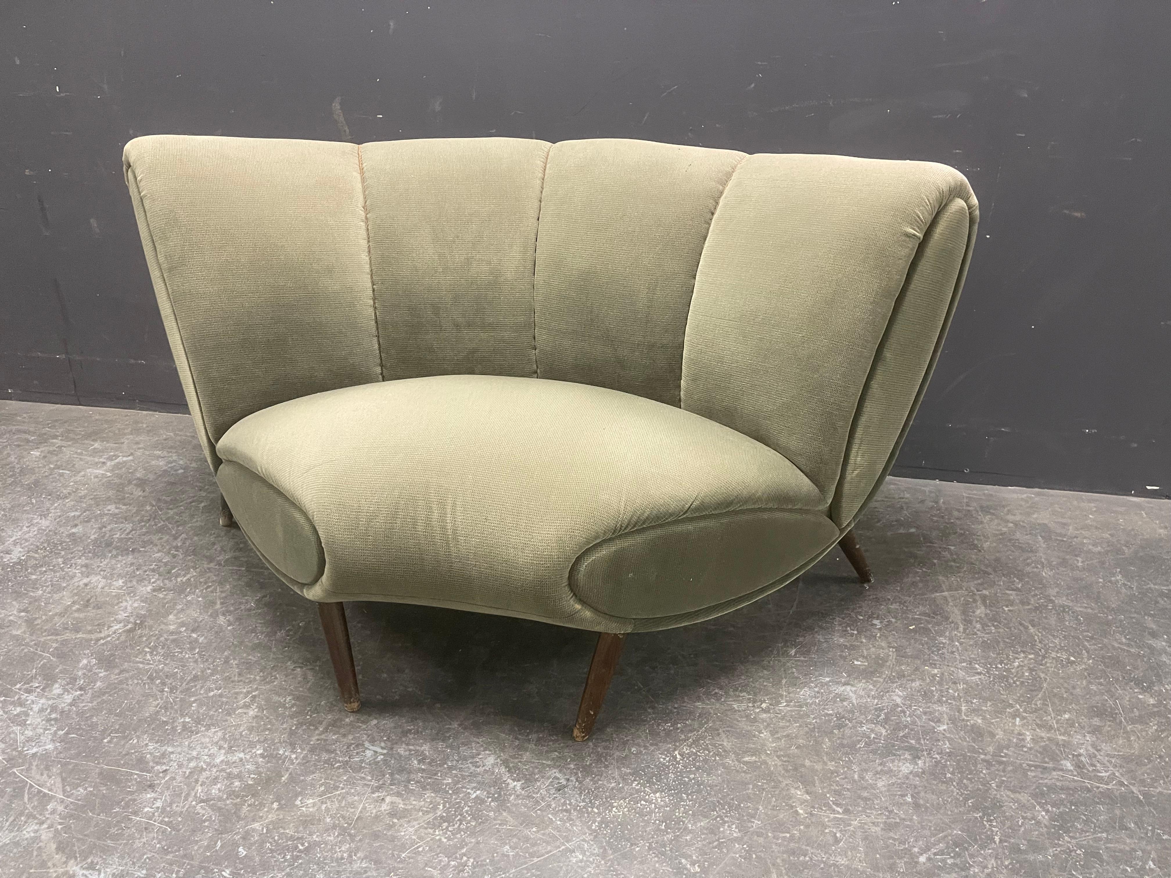 raro elemento de sofá curvo o sillón enorme de norman bel geddes en venta 2