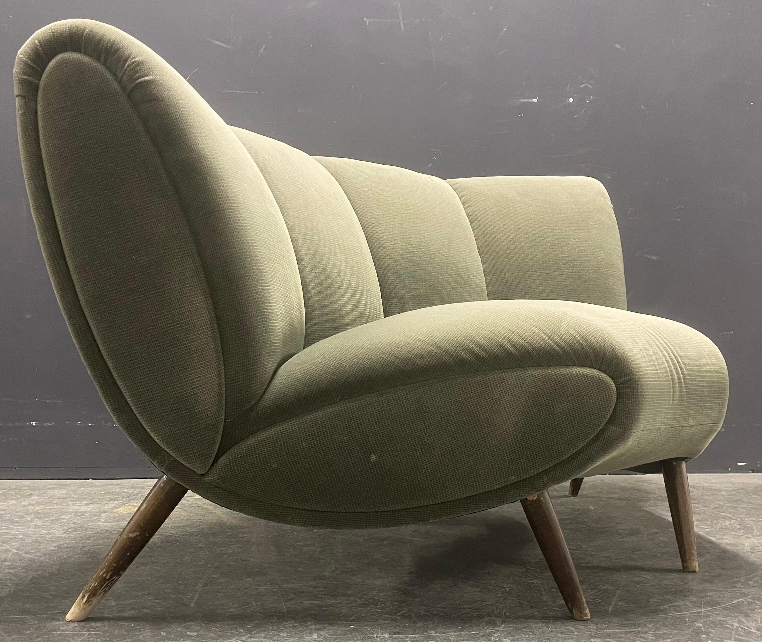 raro elemento de sofá curvo o sillón enorme de norman bel geddes Estadounidense en venta