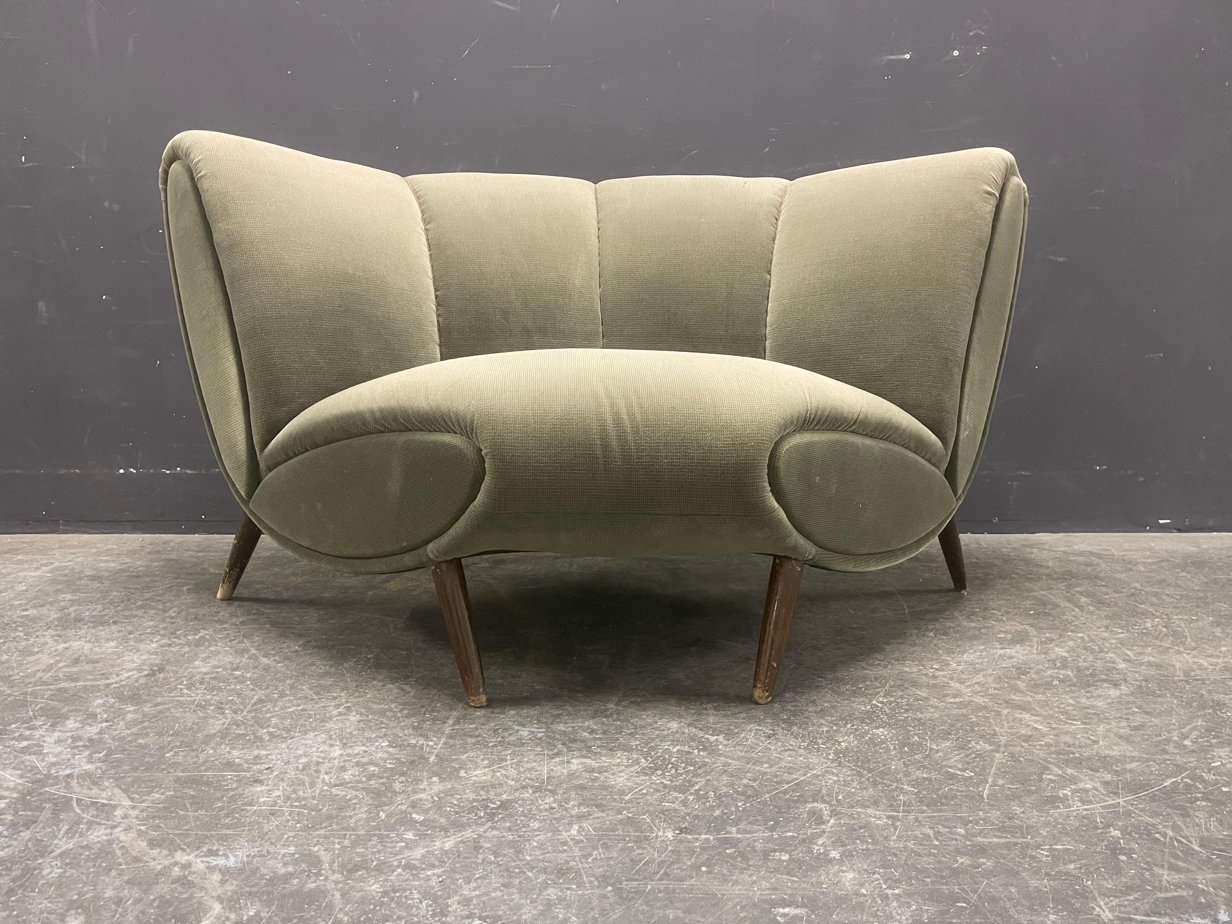 raro elemento de sofá curvo o sillón enorme de norman bel geddes mediados del siglo XX en venta