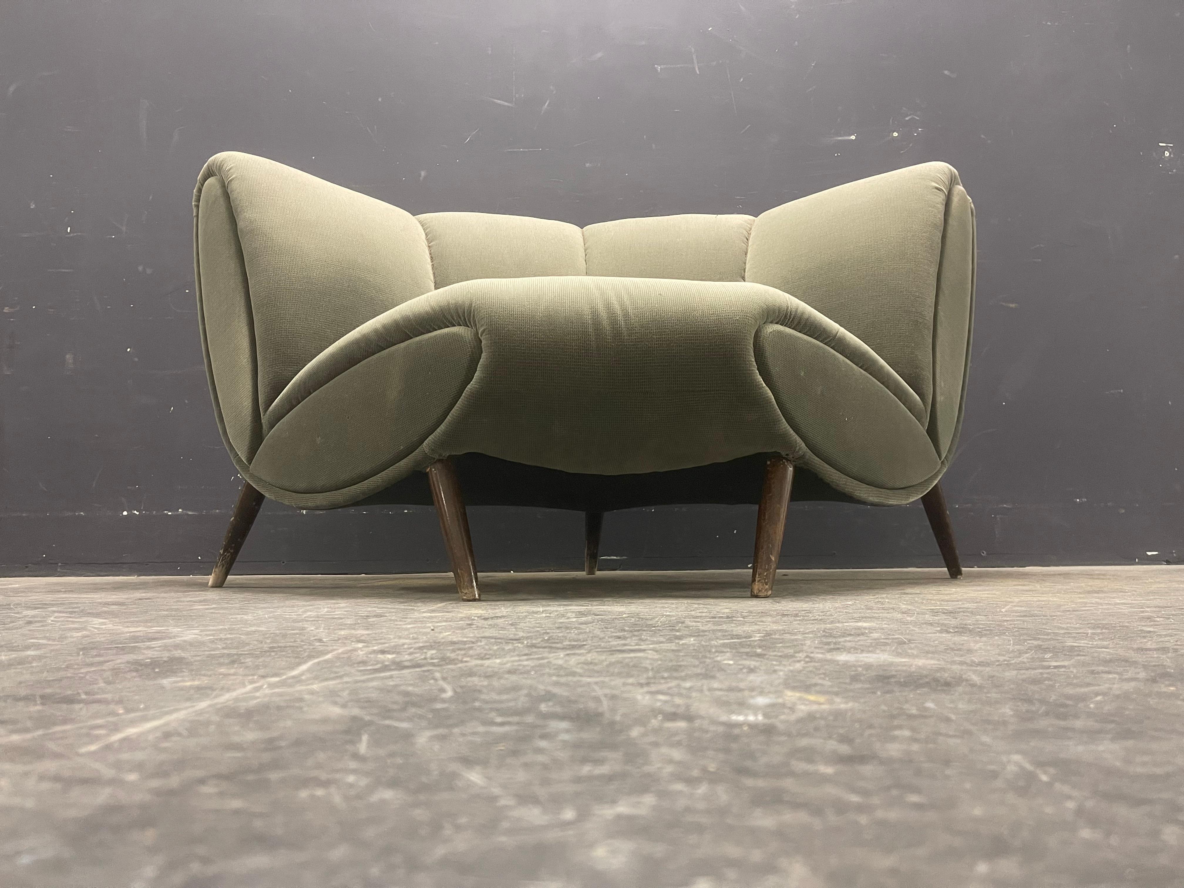 raro elemento de sofá curvo o sillón enorme de norman bel geddes Tela en venta