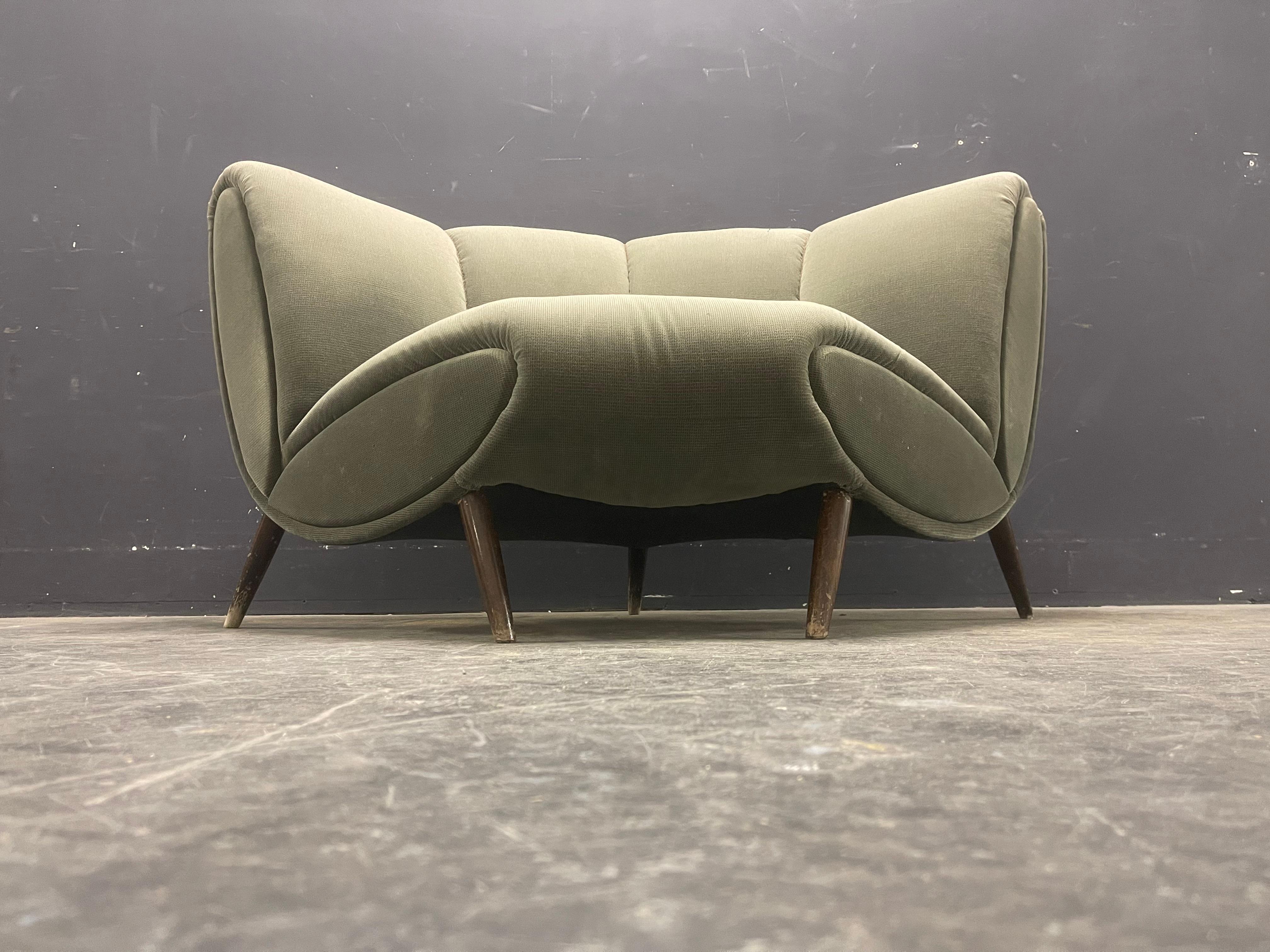 raro elemento de sofá curvo o sillón enorme de norman bel geddes en venta 1