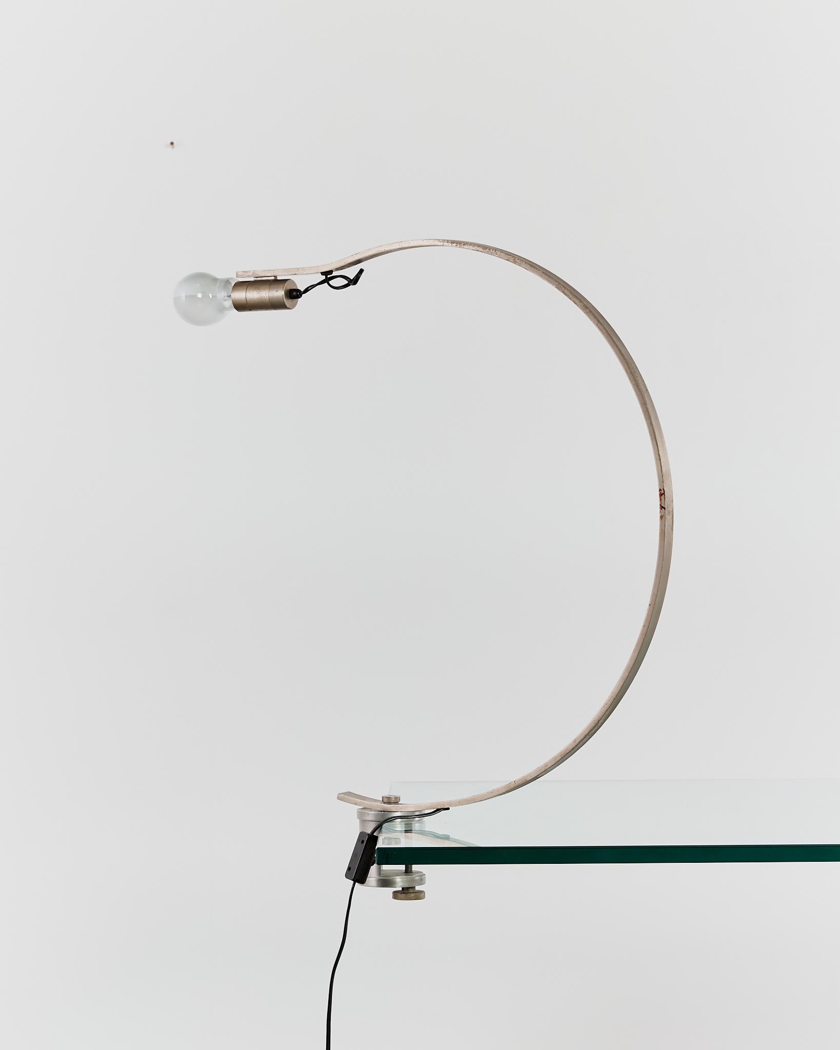 Rare curved 'Witch' lamp by Alonso Cagozzi for Philips with mechanical clamp In Good Condition In London, GB