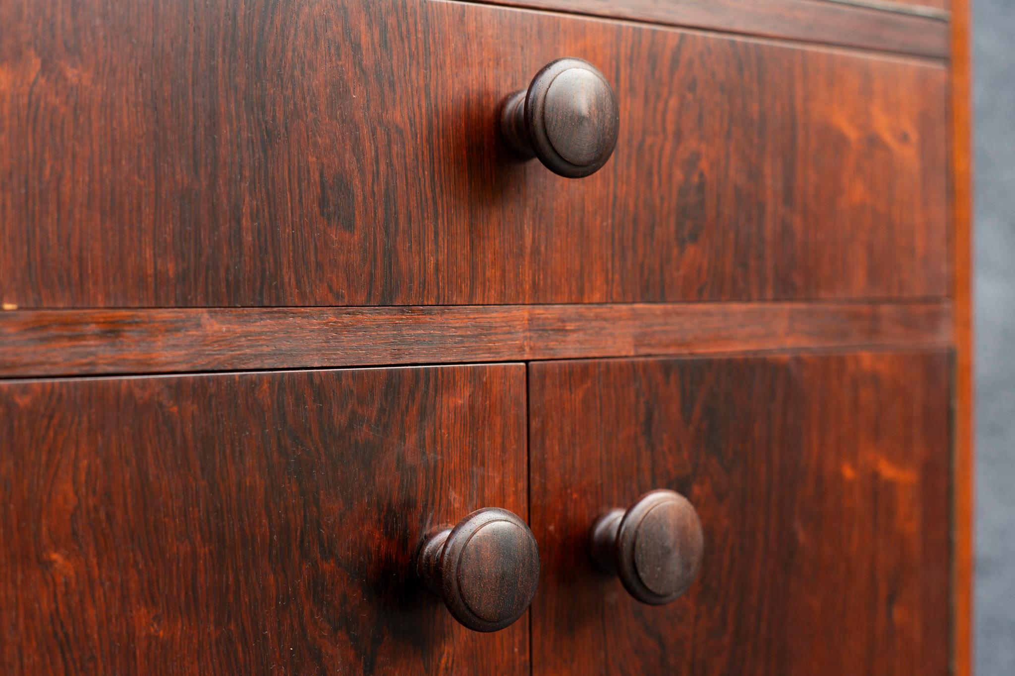 Raro comò alto e stretto in palissandro in stile speziale di Svend Langkilde in vendita 8
