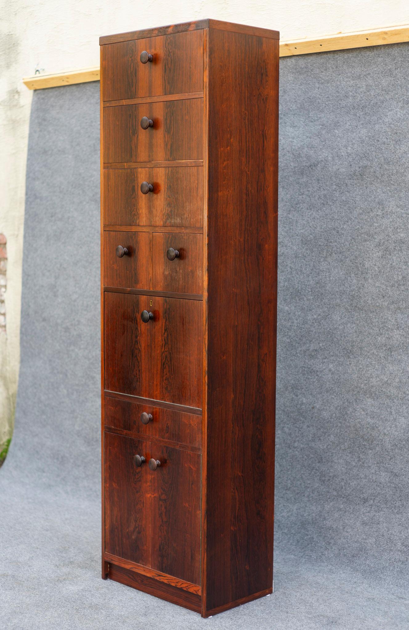 Mid-Century moderno Raro comò alto e stretto in palissandro in stile speziale di Svend Langkilde in vendita