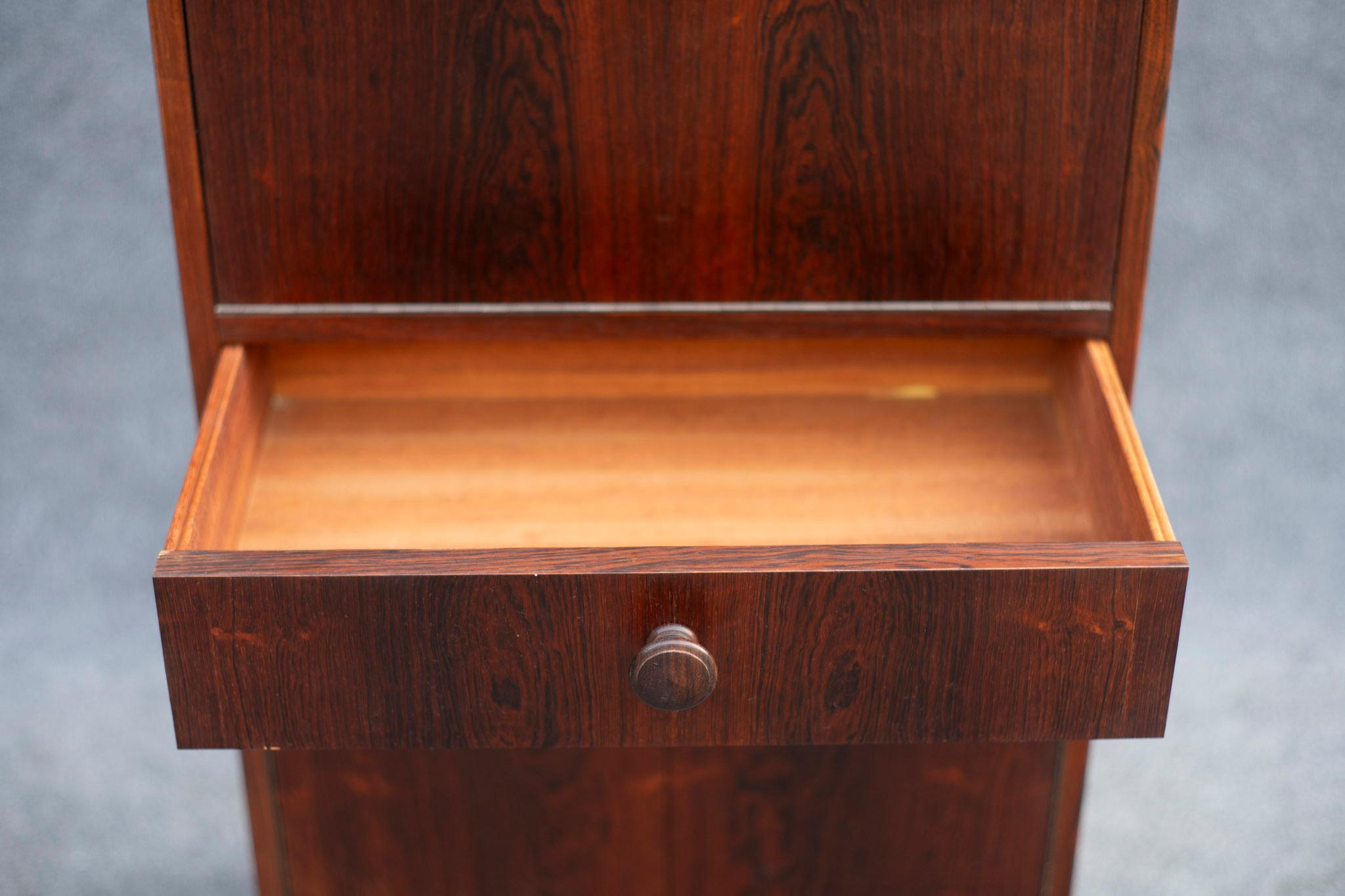 Ottone Raro comò alto e stretto in palissandro in stile speziale di Svend Langkilde in vendita