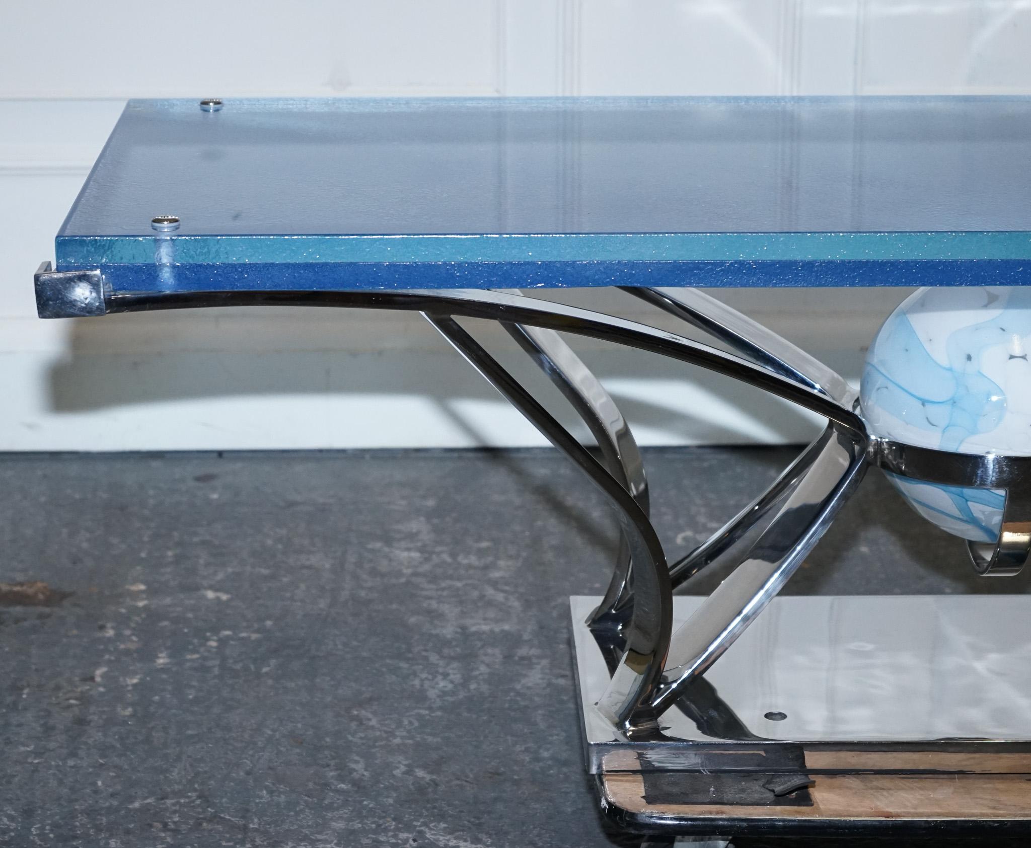 Presentamos un extraordinario centro de mesa que trasciende la mera funcionalidad: una excepcional mesa de centro de cristal hecha a mano, meticulosamente elaborada por Soliart. Esta exquisita pieza procede de un exclusivo superyate de 55 metros, e
