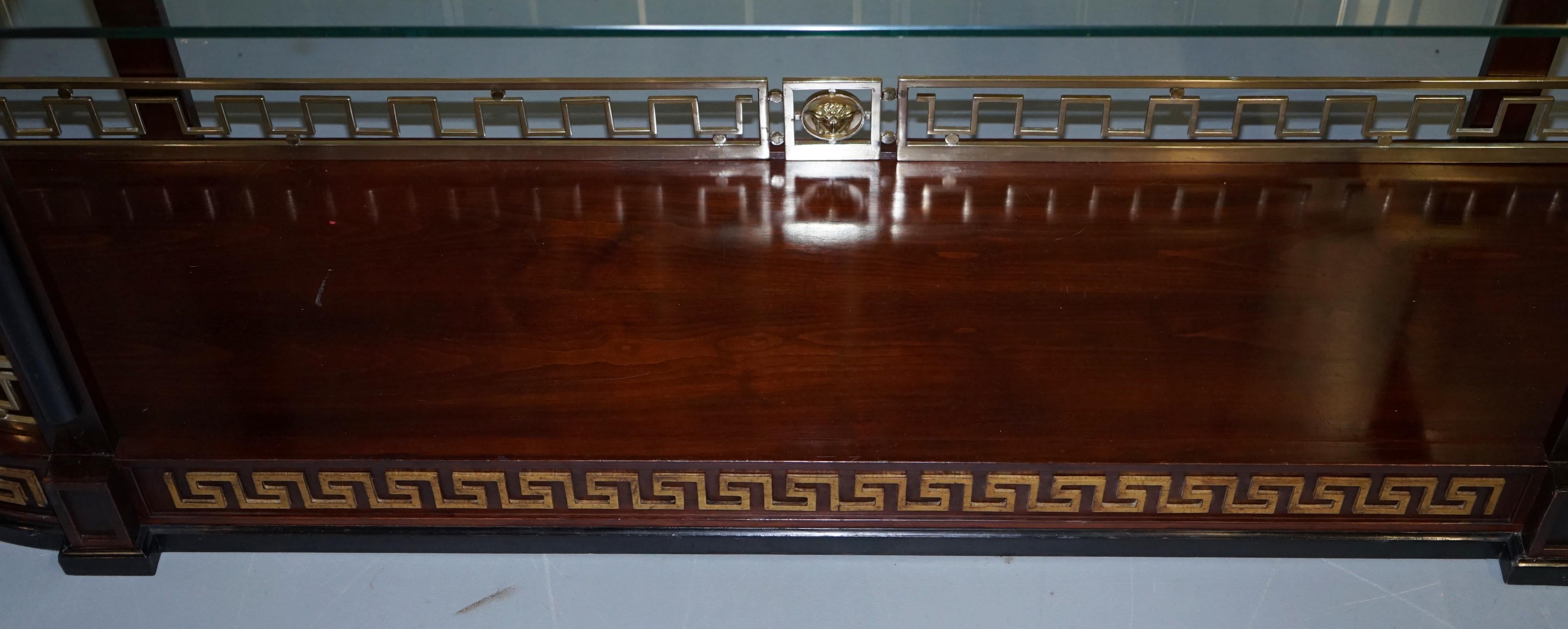Rare buffet bibliothèque-console en bois dur et laiton fait sur mesure de Versace en vente 3