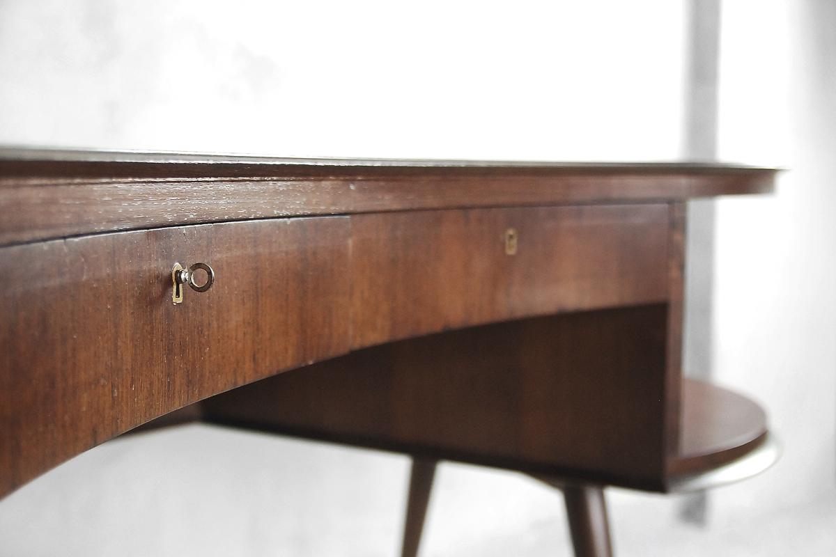 This very rare organic desk comes from Netherlands and was manufactured during the 1960s. It has a perfect boomerang form and is made from wenge with natural thin grain. The bean-shaped tabletop has rounded edges with wooden border. Under the top