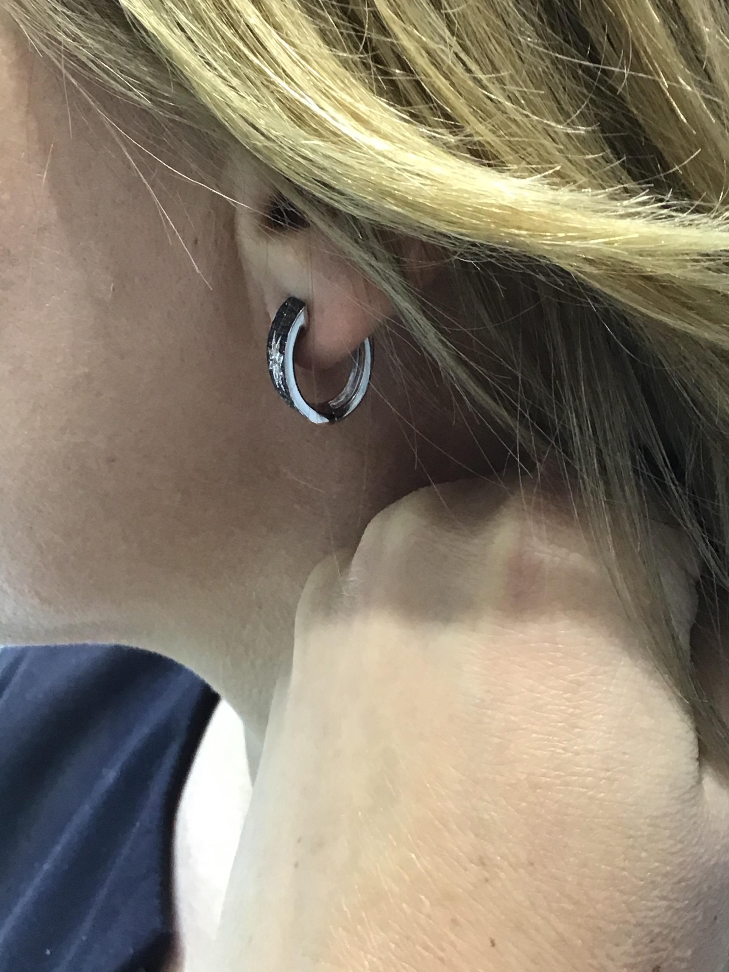 Taglio cuscino antico Raro Personalizzare gli orecchini in oro bianco con diamanti neri in vendita
