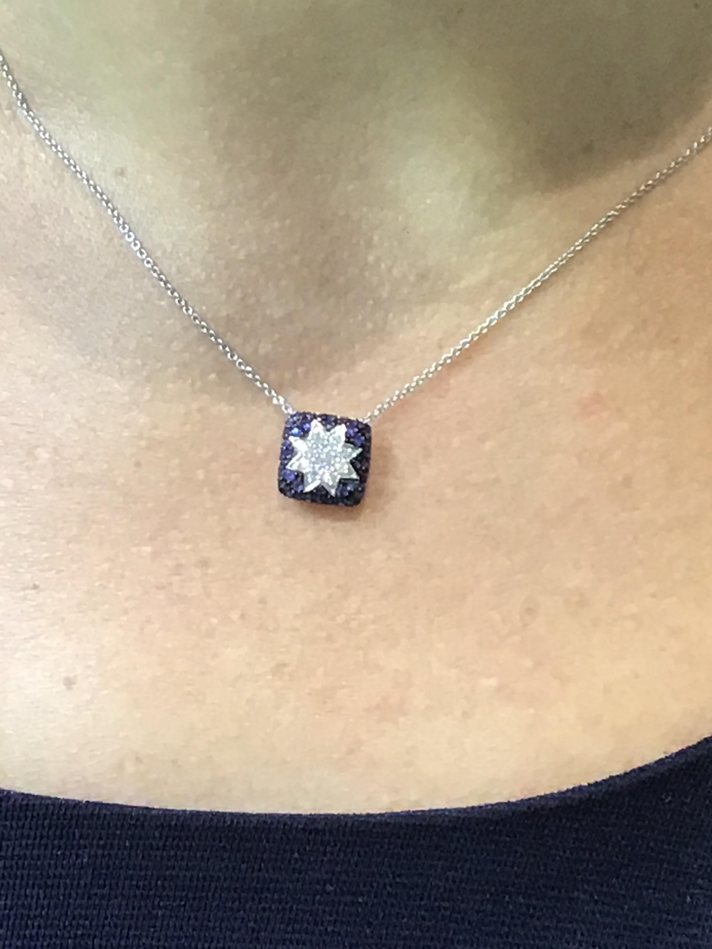 Collana in oro bianco 14 K (anello abbinato disponibile)
Taglia 47
Diamante 1-Round 57-0,06-4/6A
Diamante 8-Round 57-0,12-4/6A 
Zaffiro Blu 40-Round-0,34 Т(5)/3C
Peso 3,24 grammi

Con un patrimonio di antiche tradizioni di alta gioielleria svizzera,
