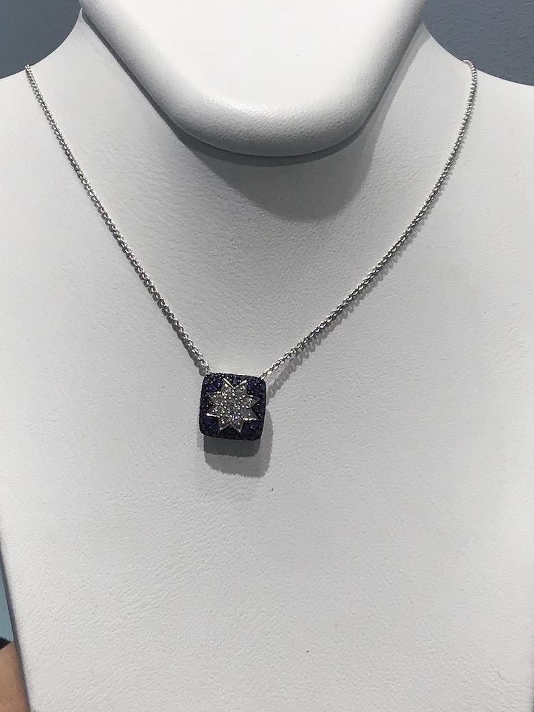 Donna Rara collana in oro bianco con diamanti e zaffiri blu personalizzati in vendita