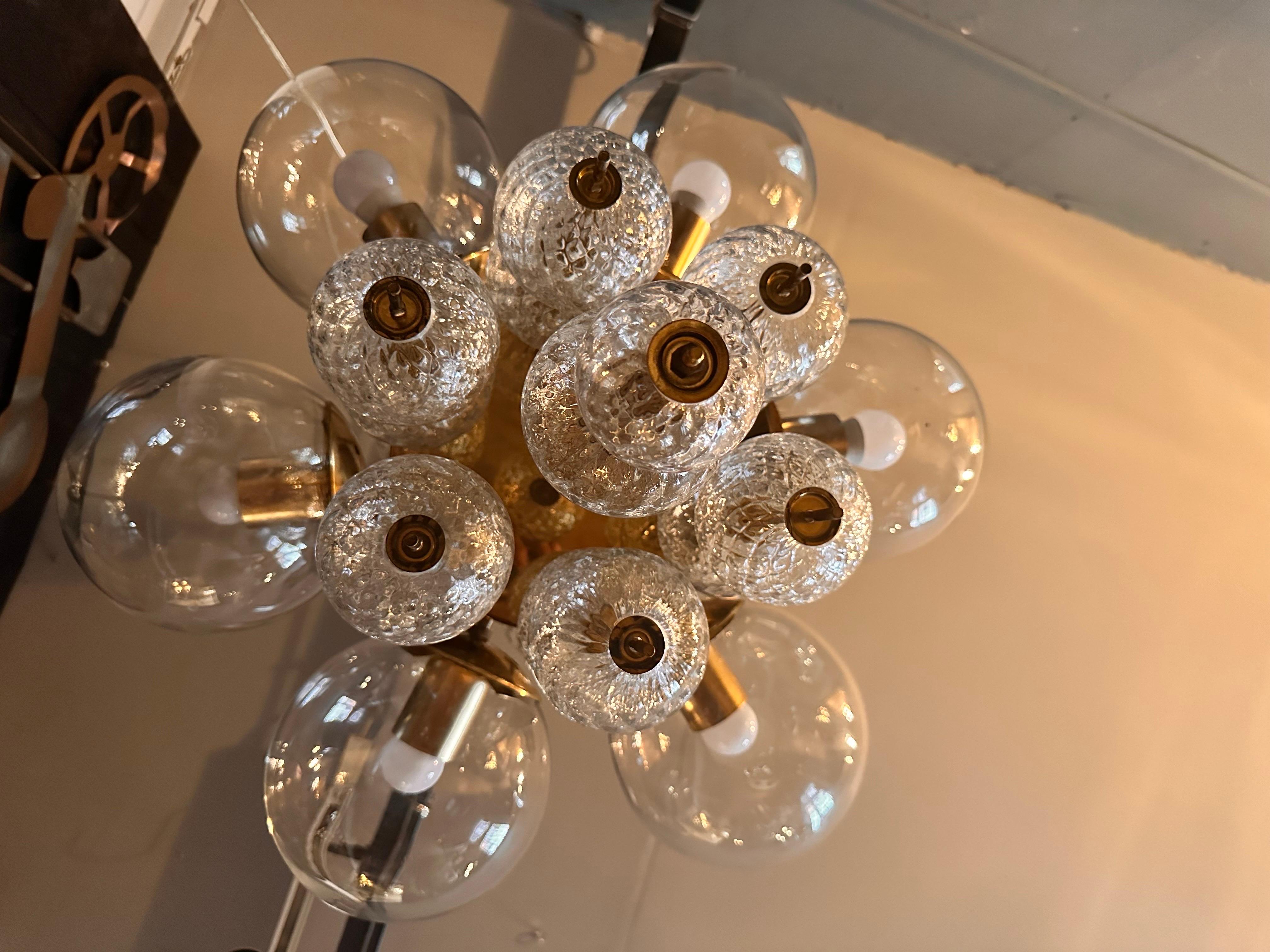 Rare cut glass and gilded brass chandelier circa 1970 In Good Condition For Sale In Isle Sur Sorgue, FR