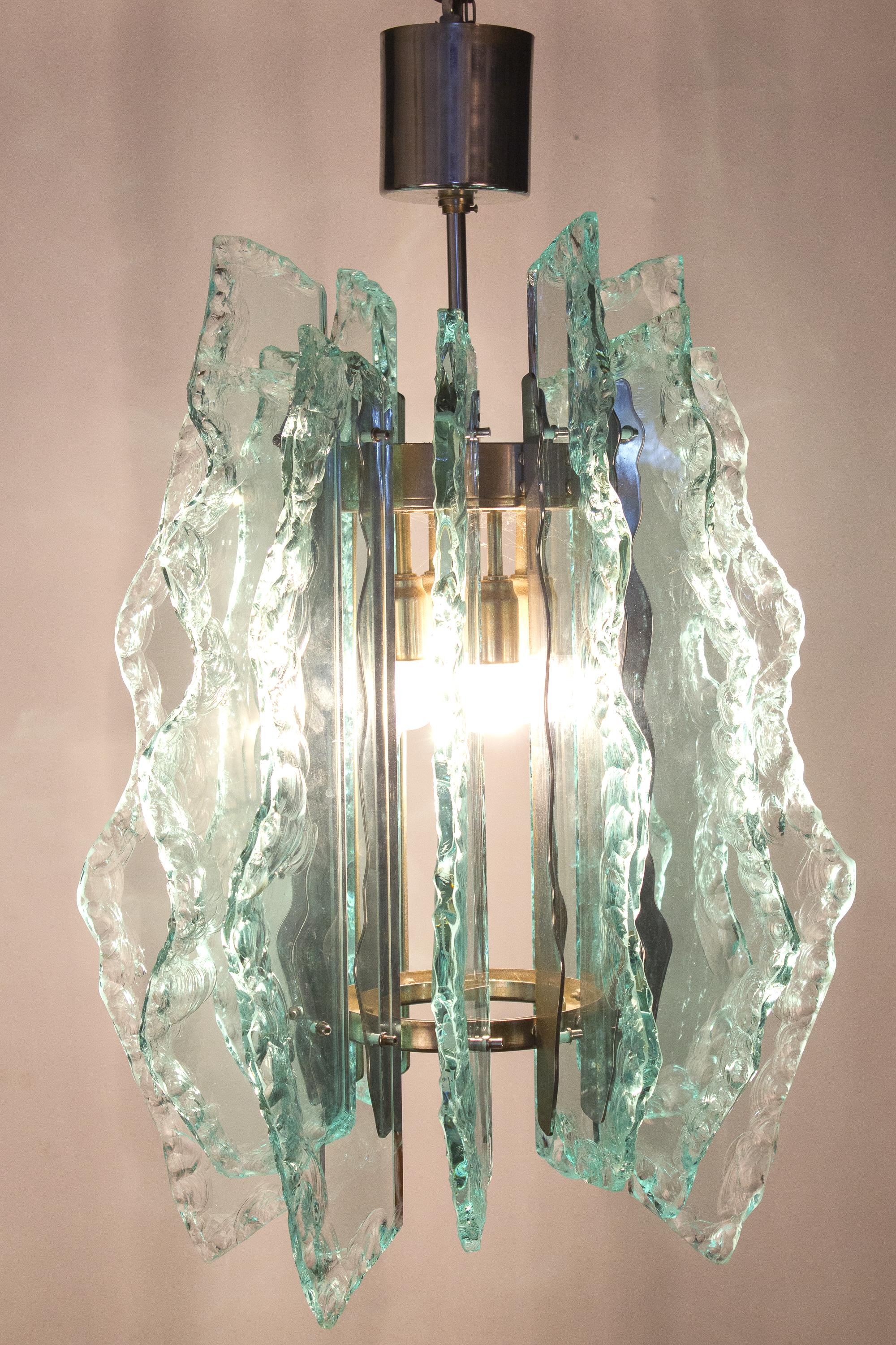 Erstaunlich  Mitte des Jahrhunderts  Fontana Arte  Kronleuchter. Verchromter Rahmen mit edlem, grünem, gehämmertem Glas.
 Erhältlich ein anderer Kronleuchter mit Goldrahmen. 
Beleuchtung: für sechs kleine Edison-Schraubglühbirnen mit