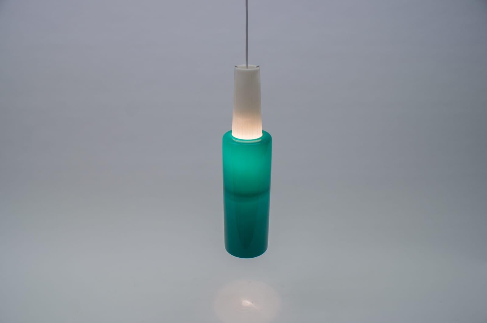 Tedesco Rara lampada cilindrica in vetro color petrolio, anni '60 in vendita