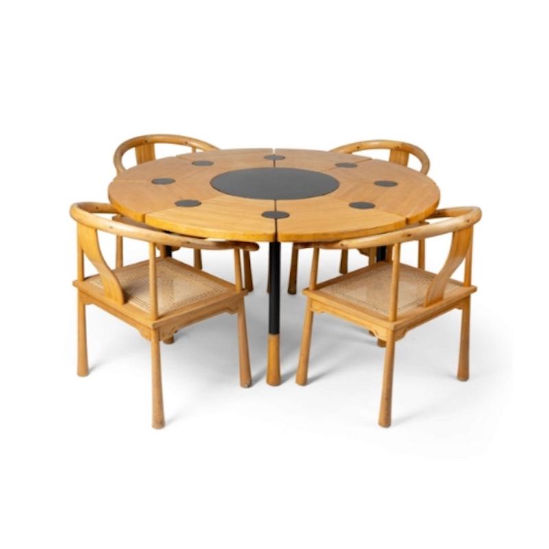 Une table de salle à manger vintage unique de Richard Nissen.

La table de salle à manger 'Ying & Yang' se compose de 8 sections qui se fixent les unes aux autres en forme de cercle, avec une laque noire qui contraste magnifiquement avec le bois de